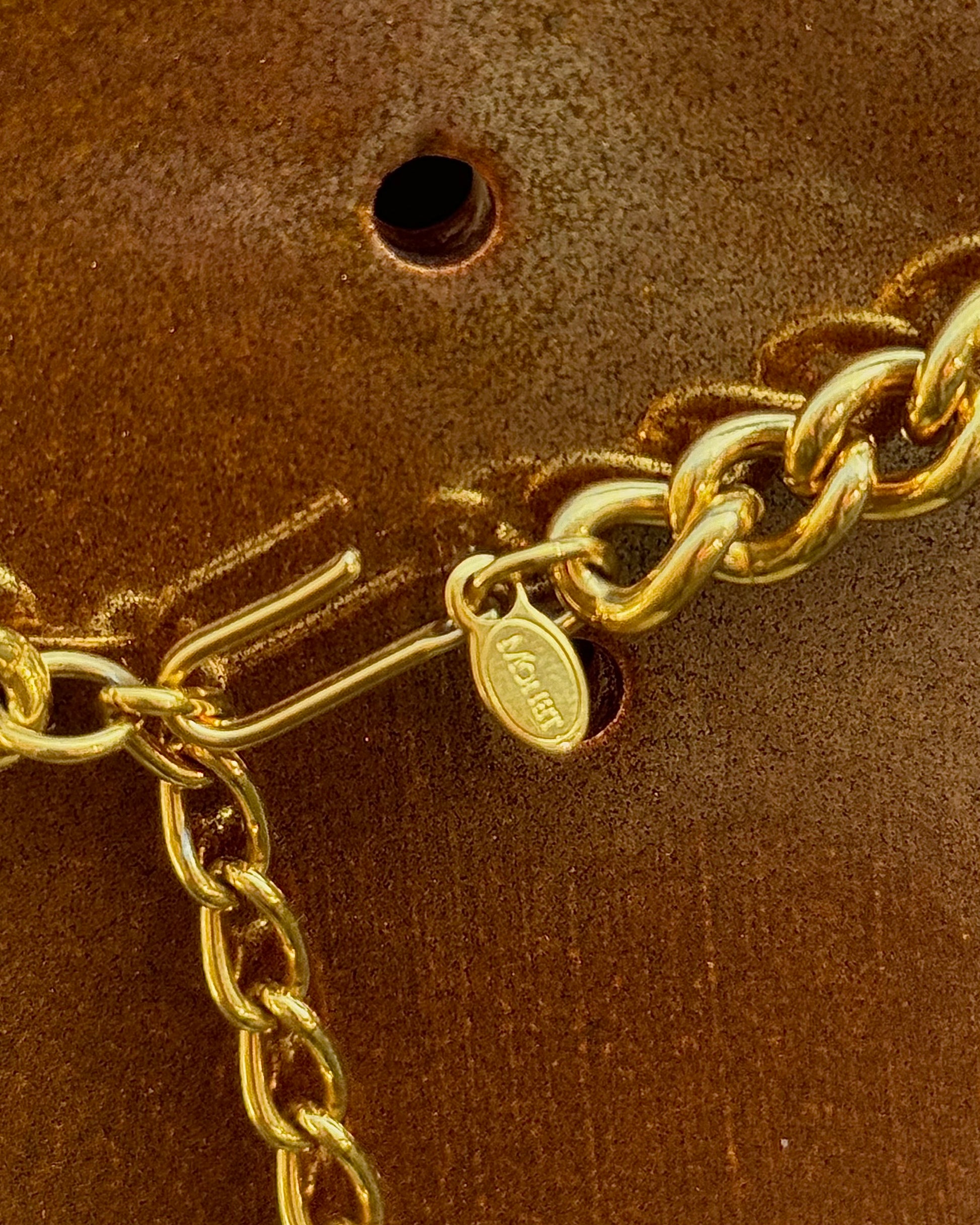 Collier doré Monet à pierres rouges