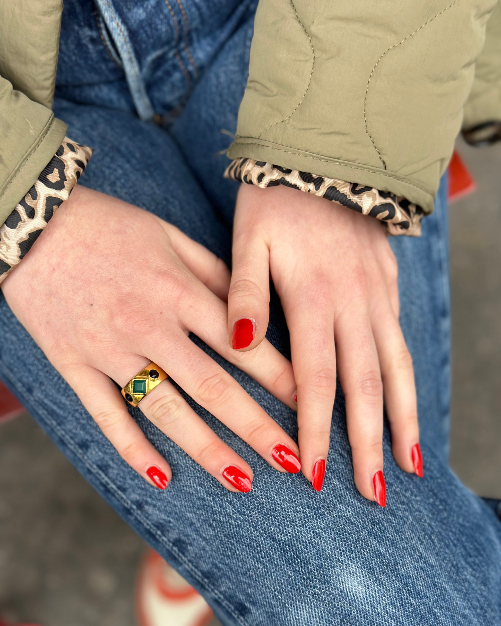bague dorée sertie de pierres