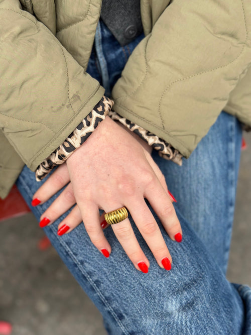 Bague bombée godronnée dorée
