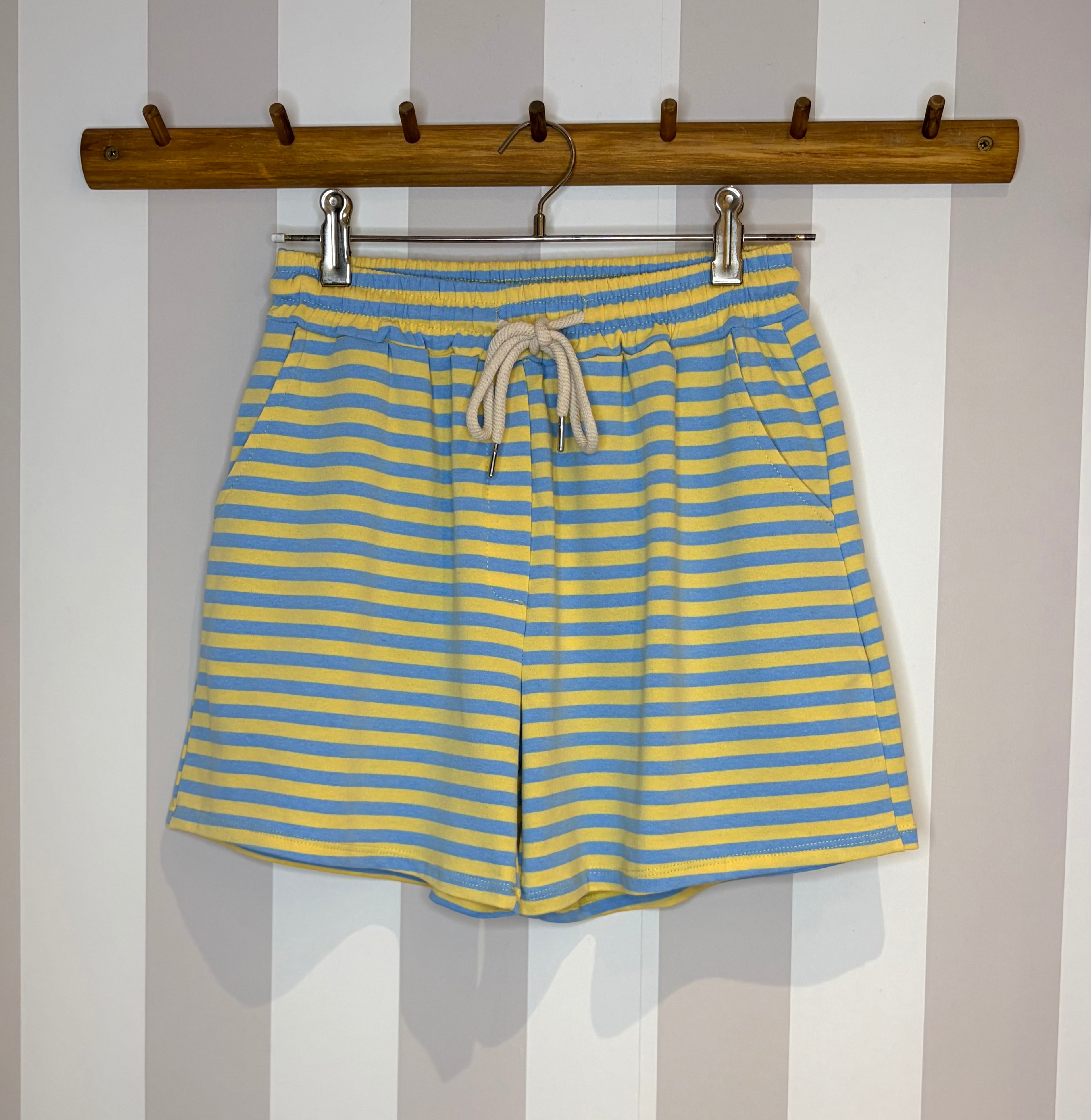 Short à rayures bleues et jaunes