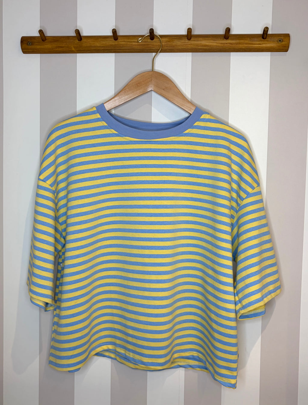 T-shirt oversize à rayures bleues et jaunes