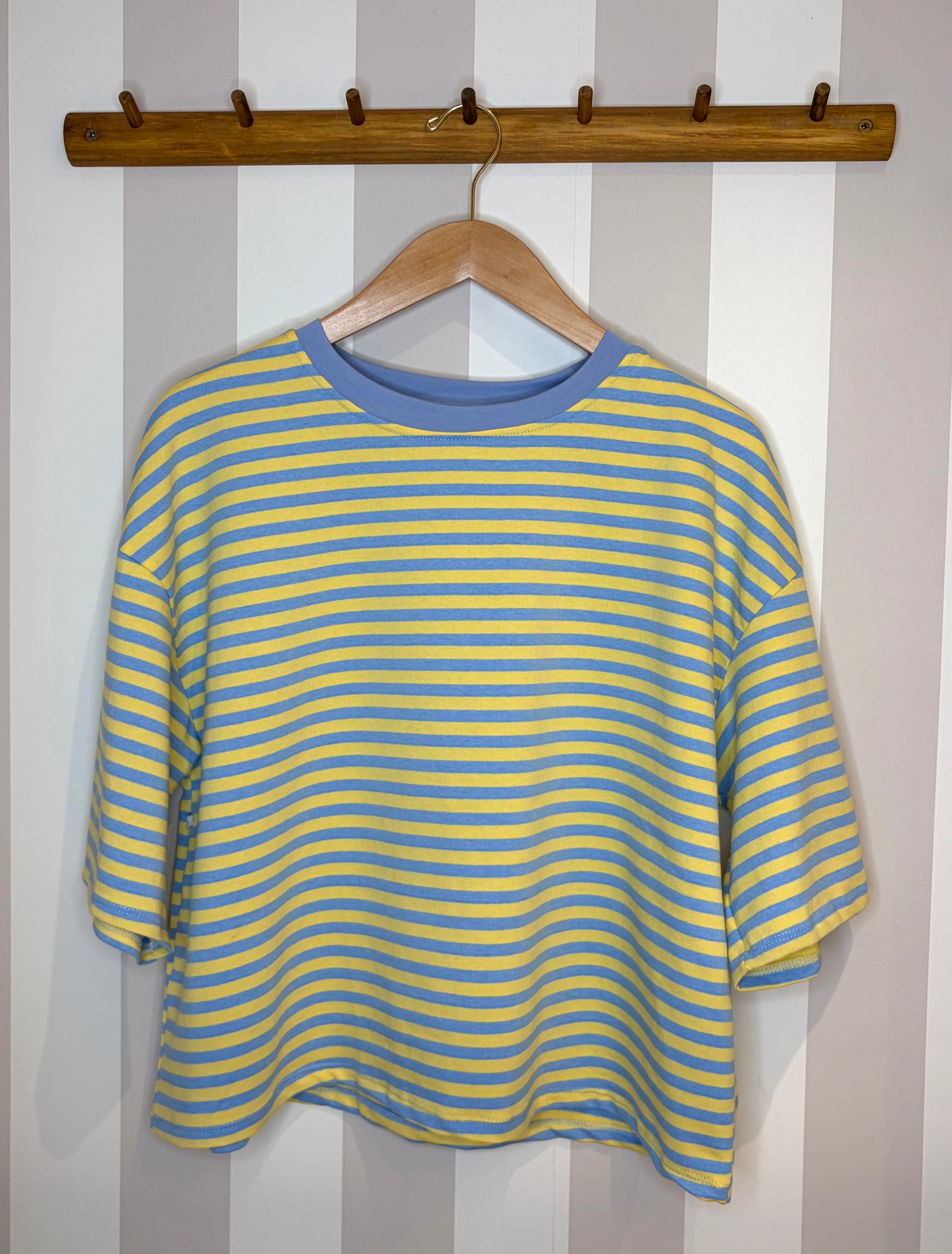 T-shirt oversize à rayures bleues et jaunes