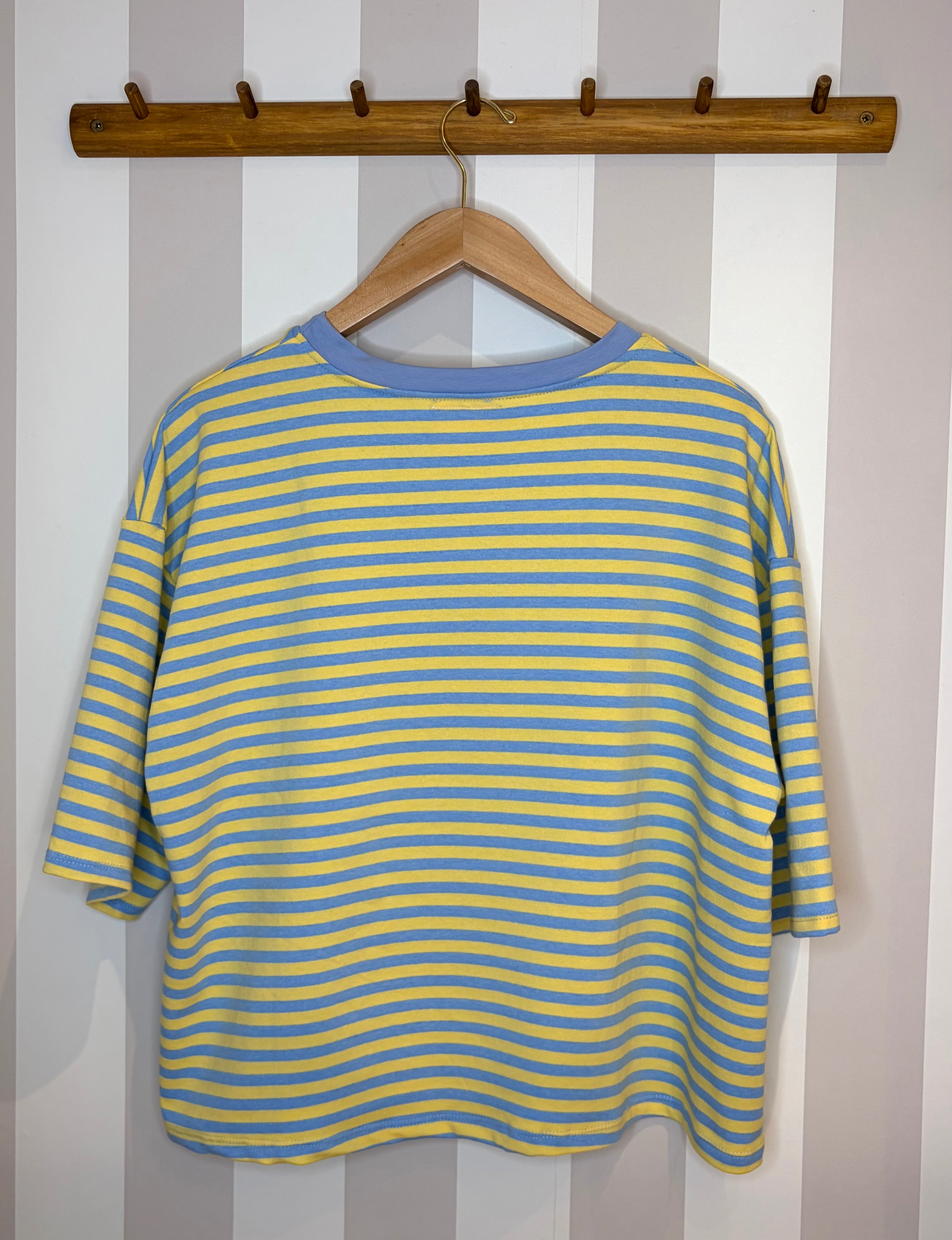T-shirt oversize à rayures bleues et jaunes