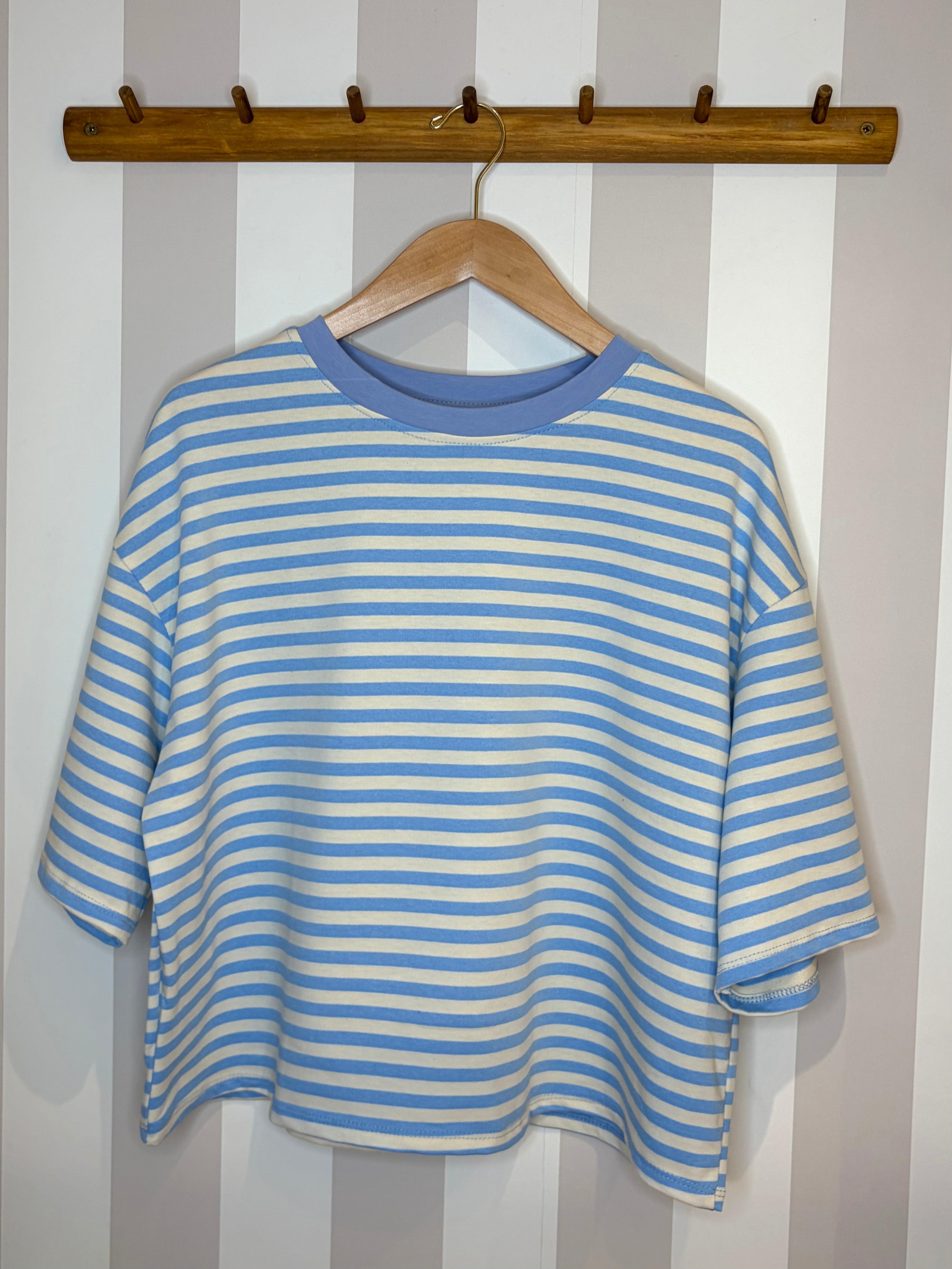 T-shirt oversize à rayures bleues et blanches