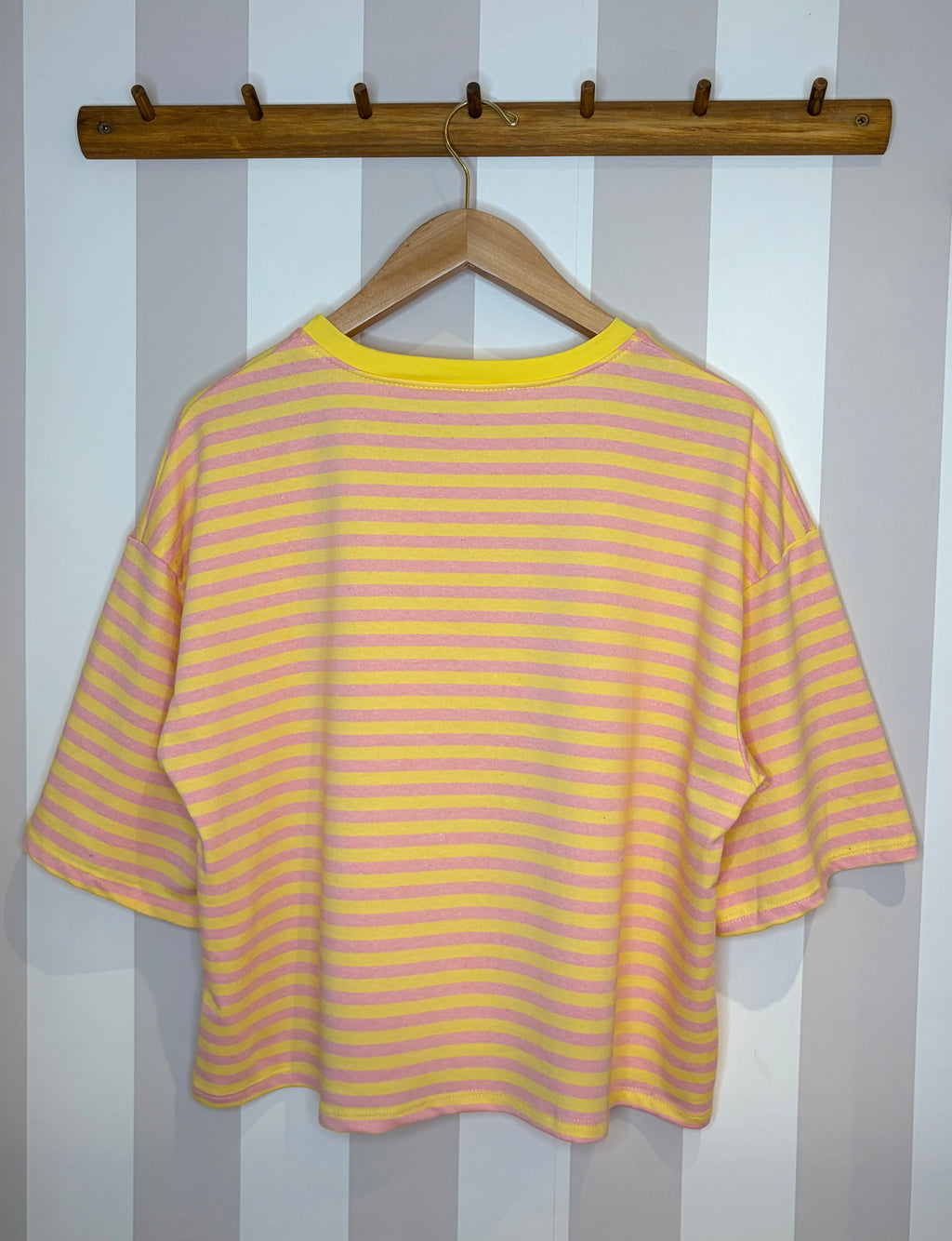 T-shirt oversize à rayures jaunes et roses