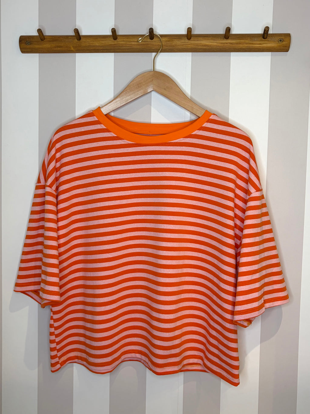 T-shirt oversize à rayures oranges et roses