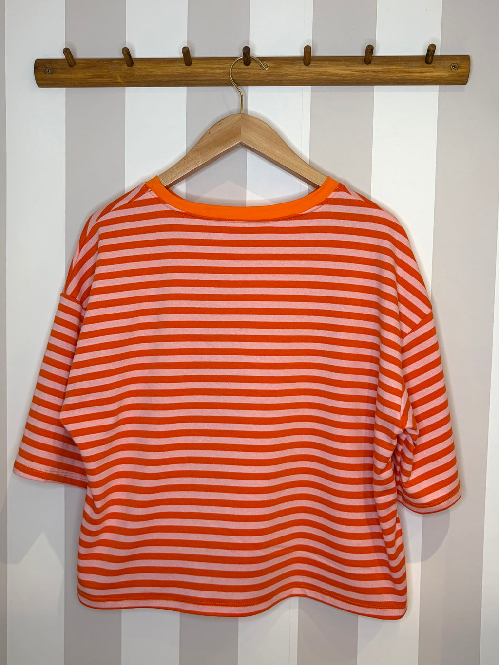 T-shirt oversize à rayures oranges et roses