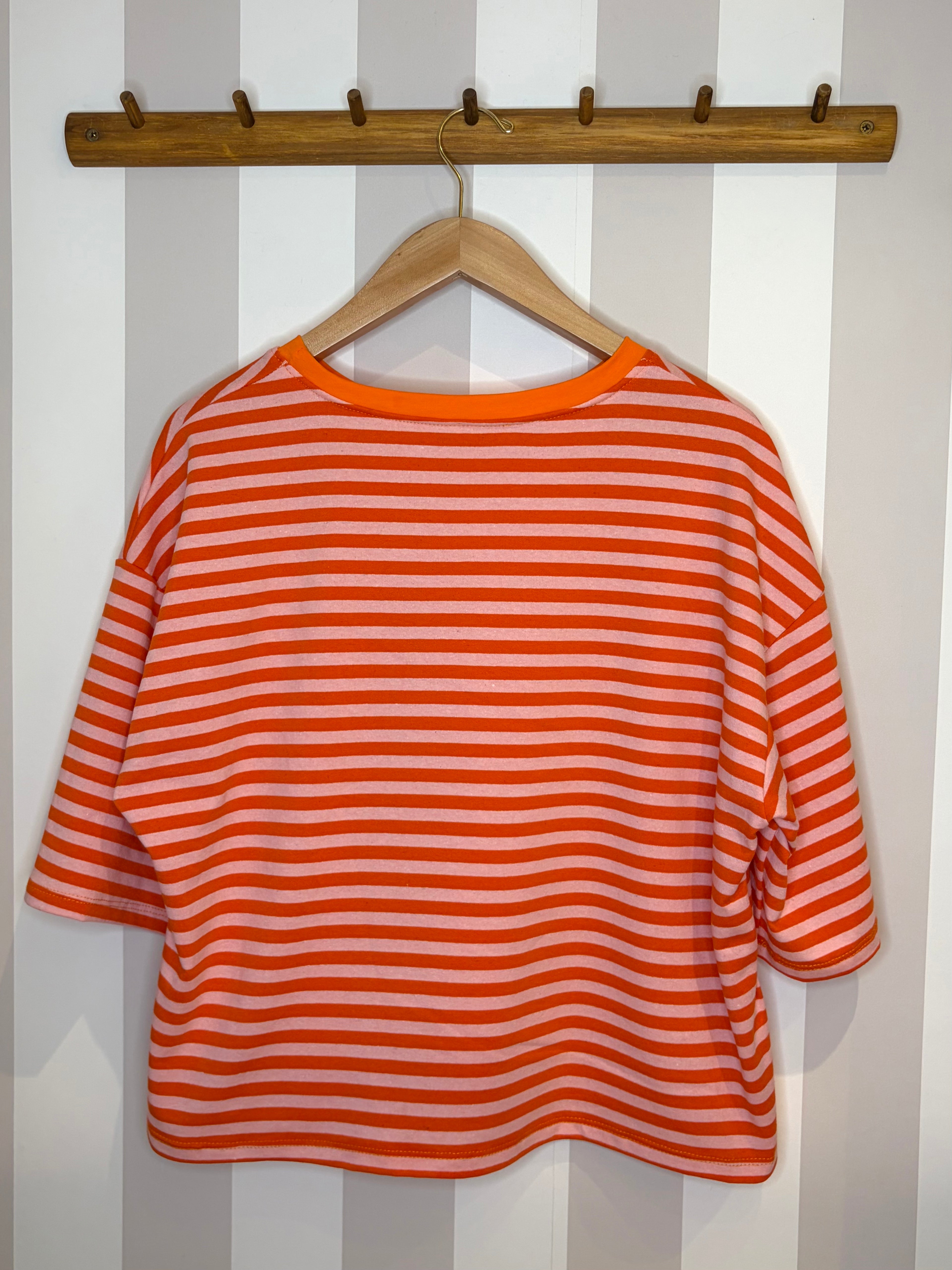 T-shirt oversize à rayures oranges et roses