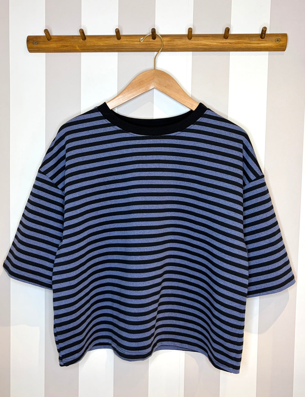 T-shirt oversize à rayures noires et bleues