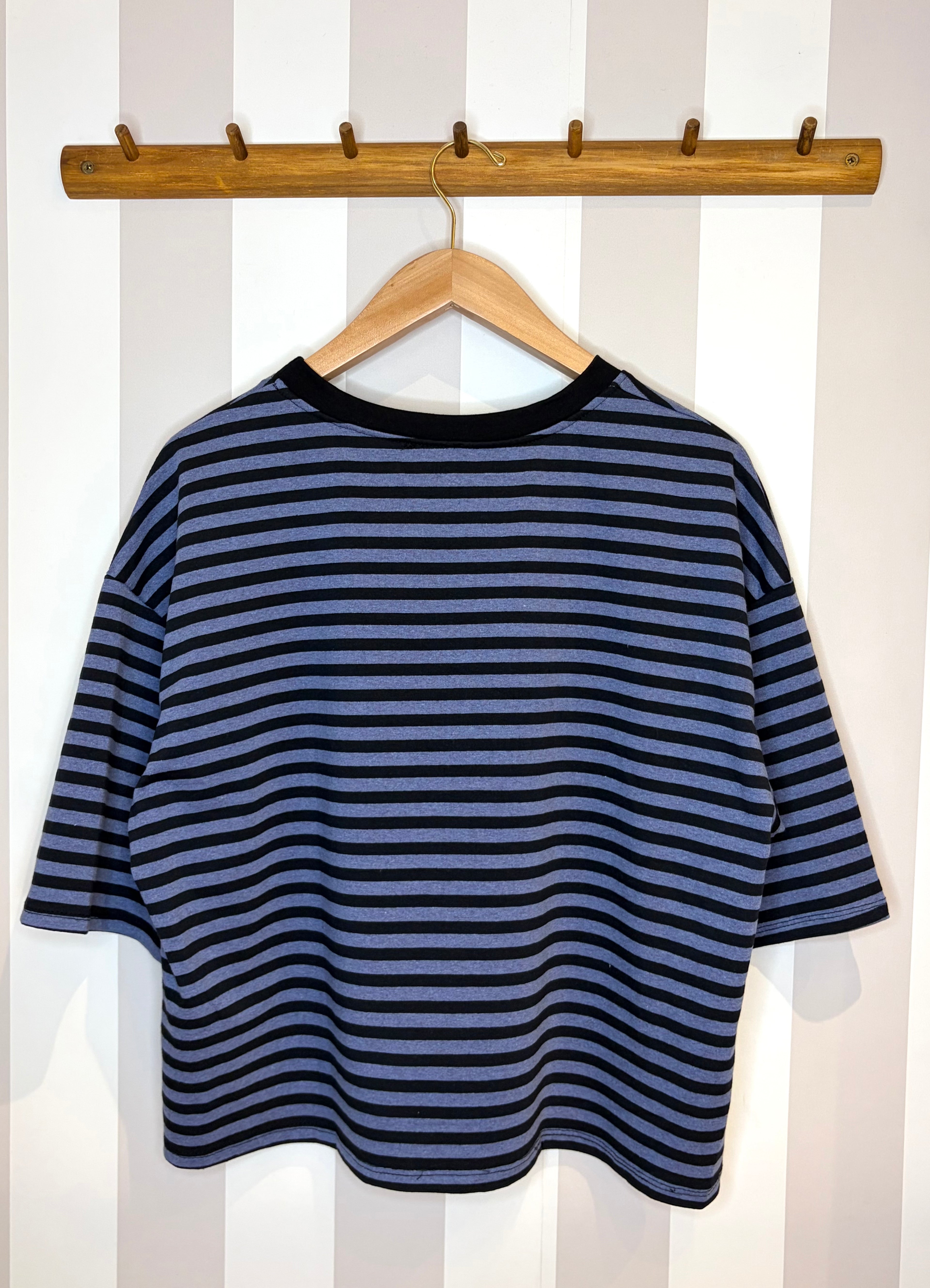 T-shirt oversize à rayures noires et bleues