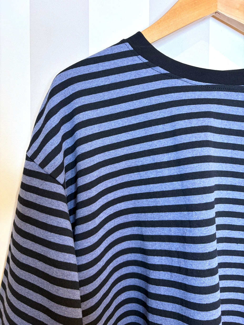 T-shirt oversize à rayures noires et bleues