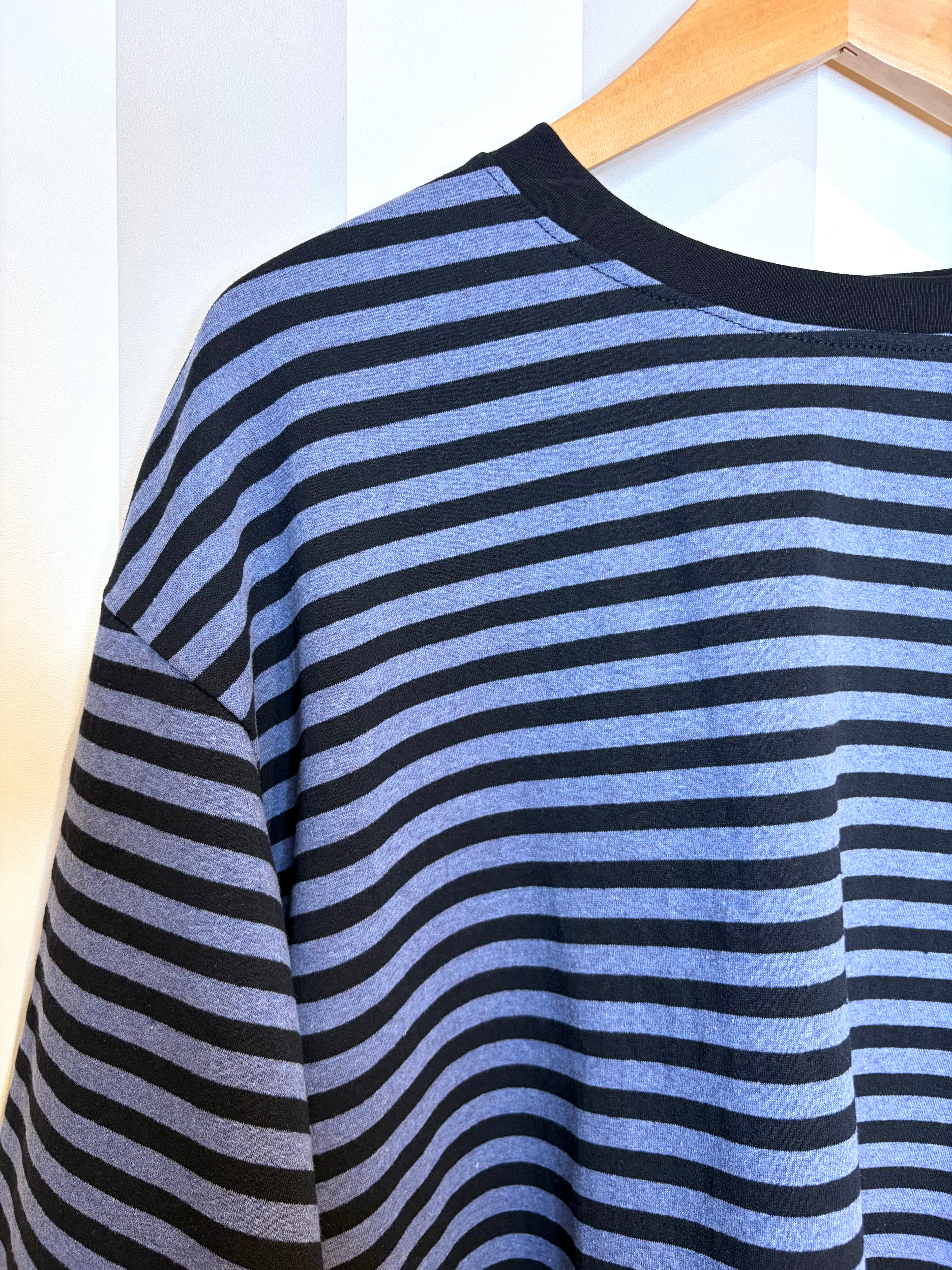 T-shirt oversize à rayures noires et bleues
