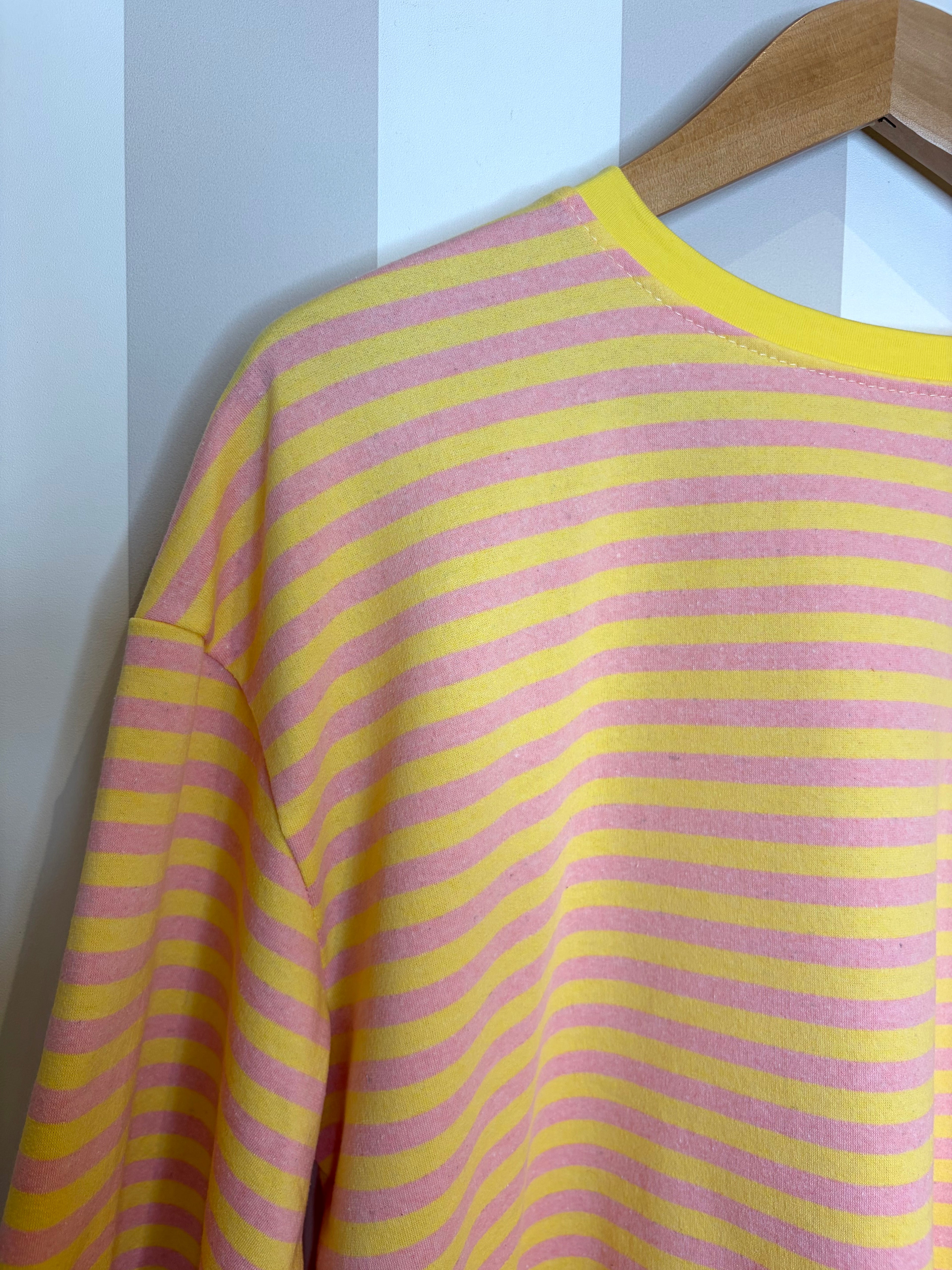 T-shirt oversize à rayures jaunes et roses