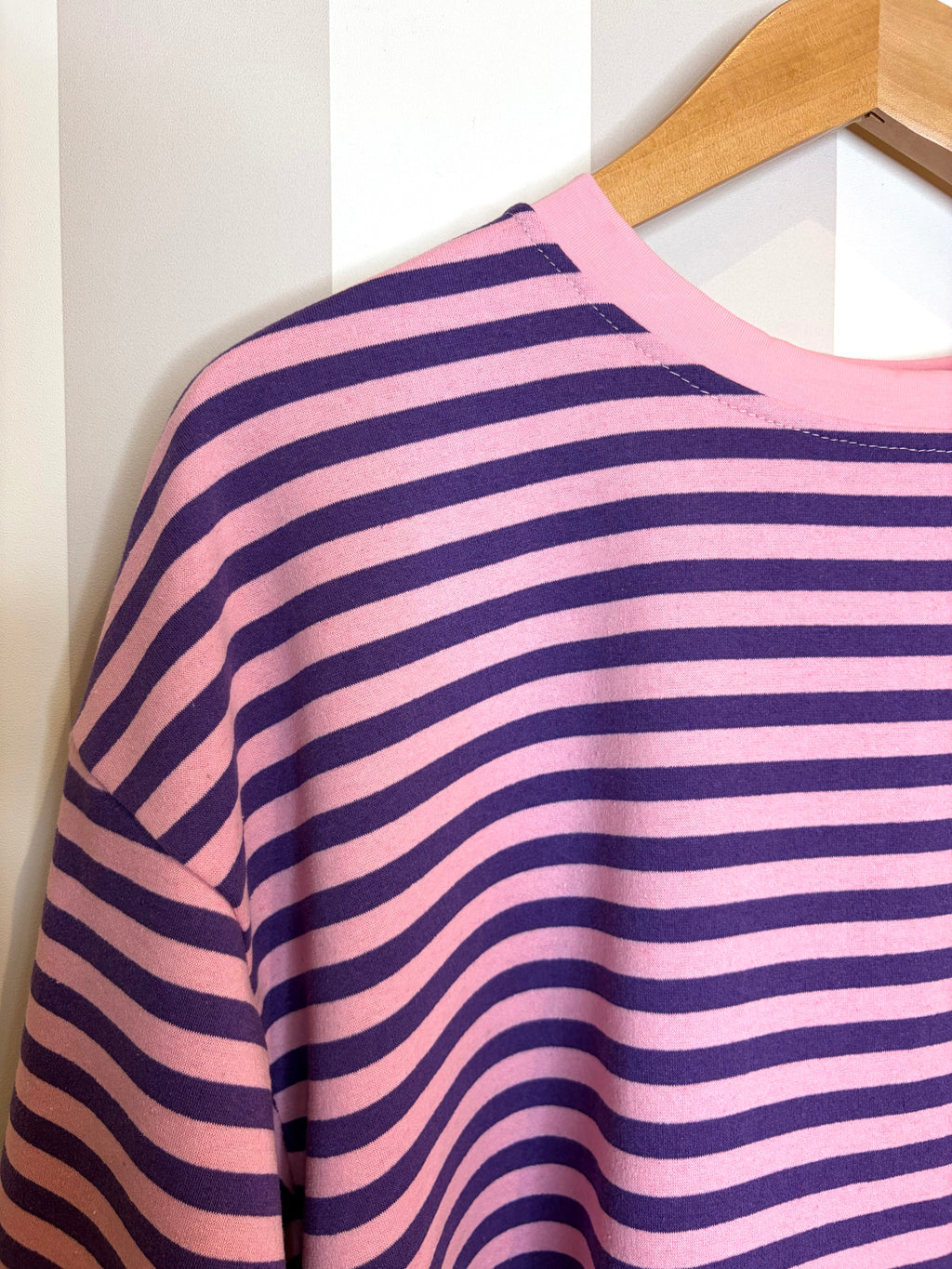T-shirt oversize à rayures roses et violettes