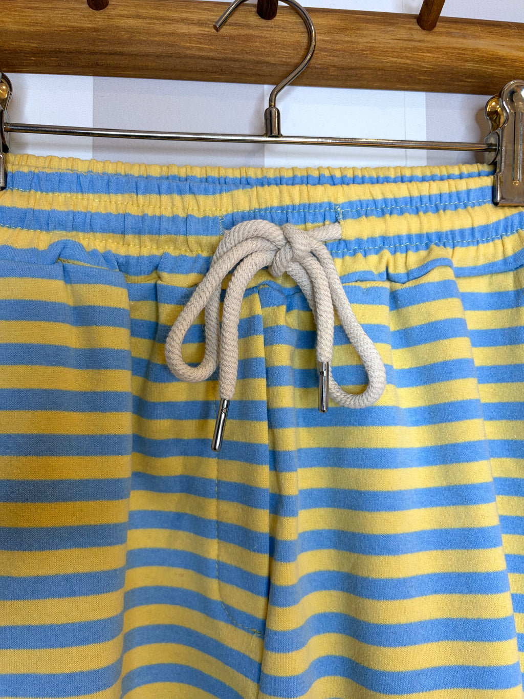 Short à rayures bleues et jaunes
