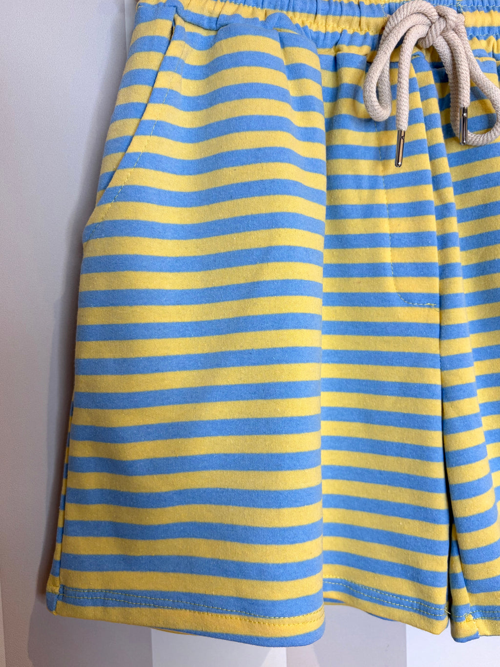 Short à rayures bleues et jaunes