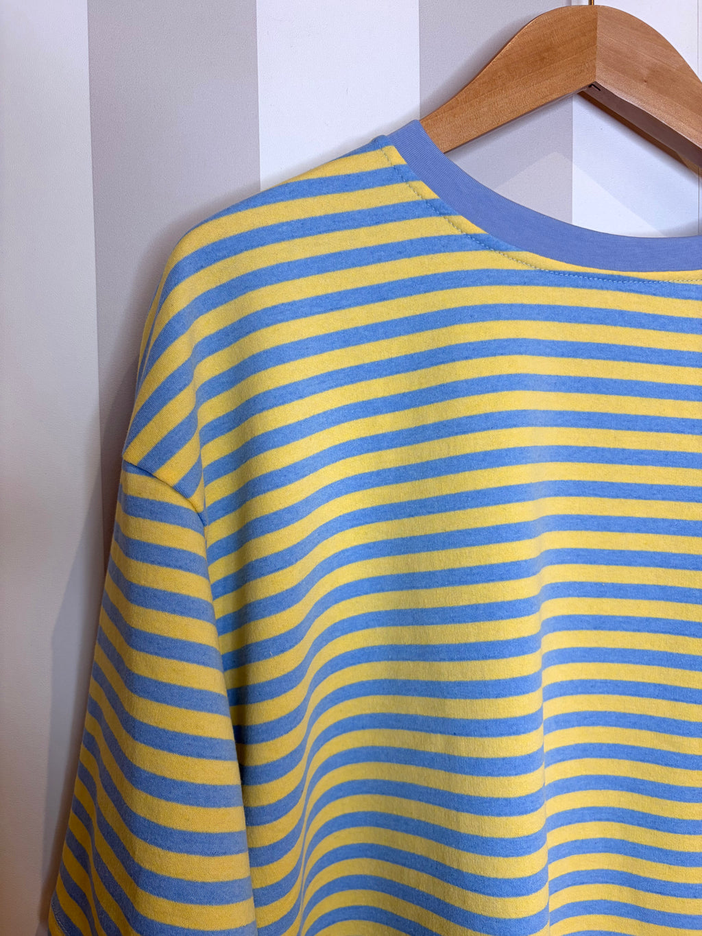 T-shirt oversize à rayures bleues et jaunes