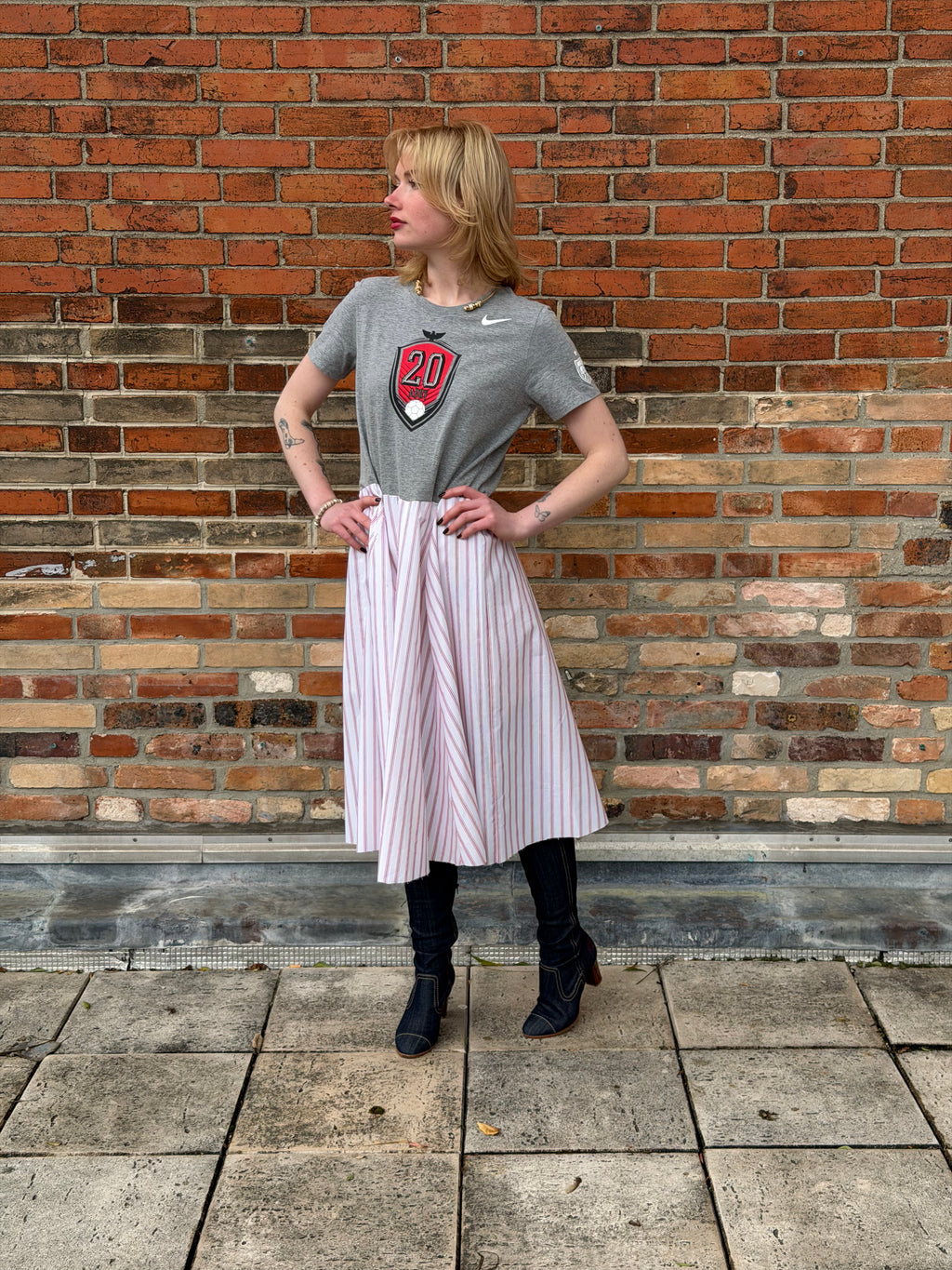 Robe upcyclée Nike grise et rayures rouges