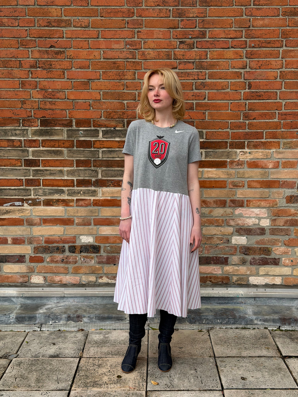 Robe upcyclée Nike grise et rayures rouges