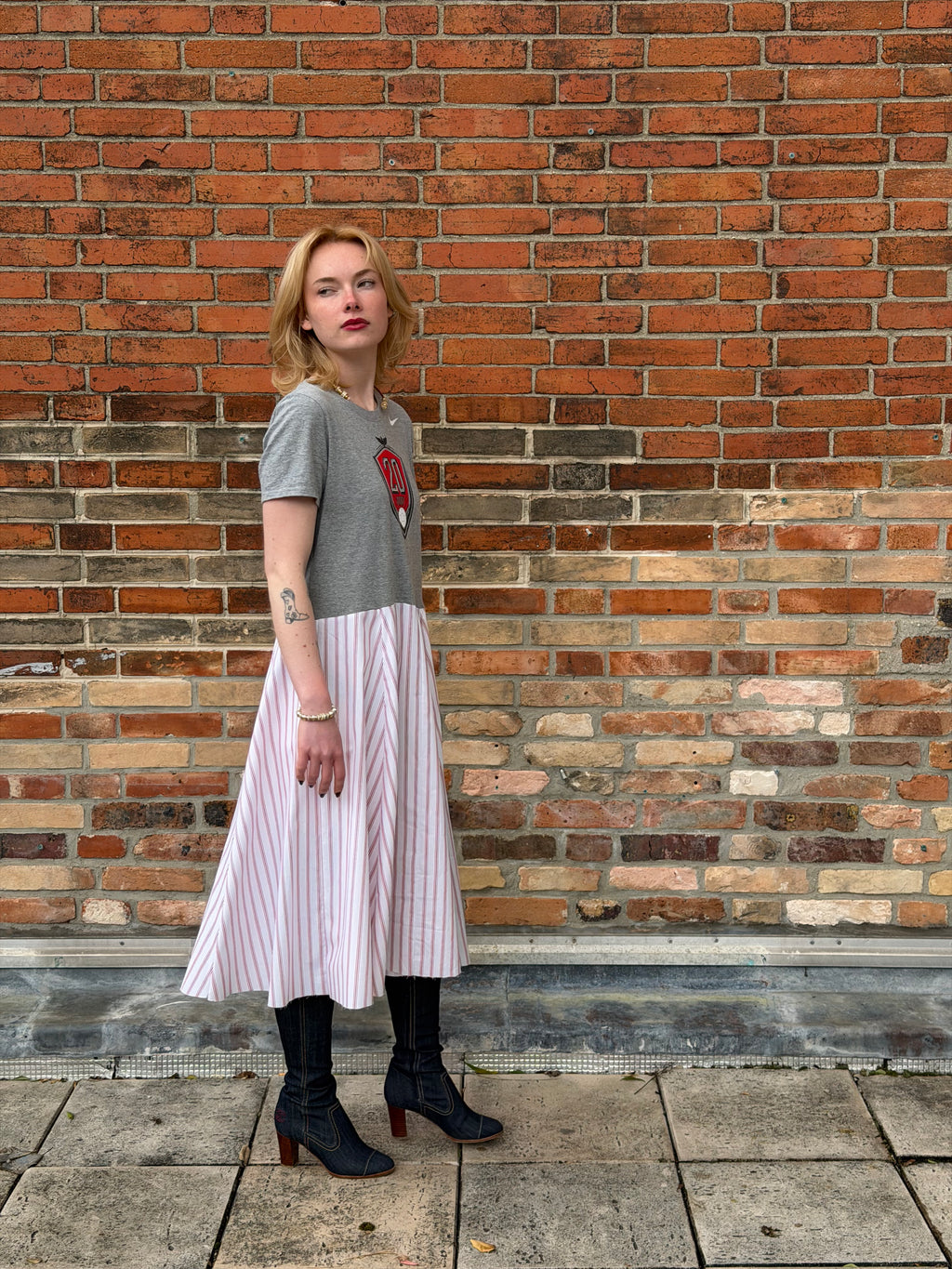 Robe upcyclée Nike grise et rayures rouges