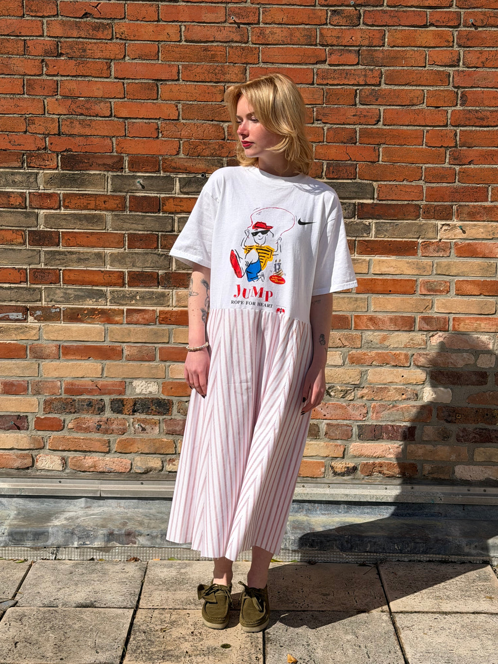 Robe upcyclée t-shirt blanc et rayures rouges