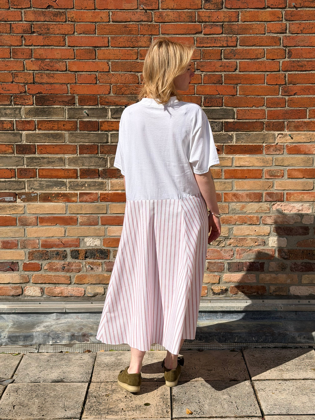 Robe upcyclée t-shirt blanc et rayures rouges