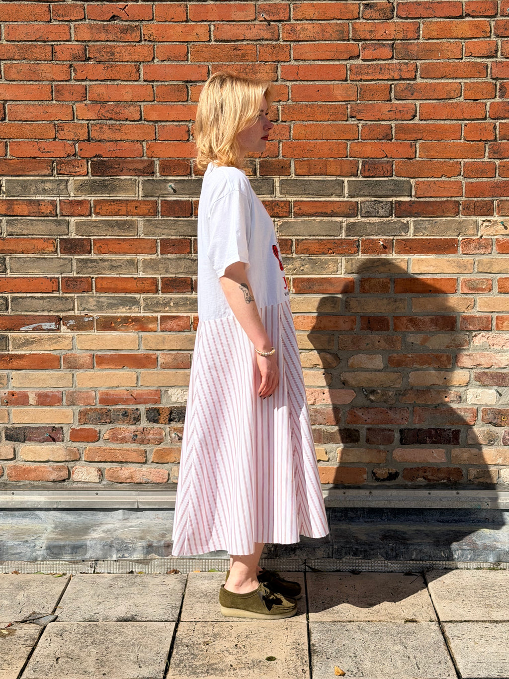 Robe upcyclée t-shirt blanc et rayures rouges