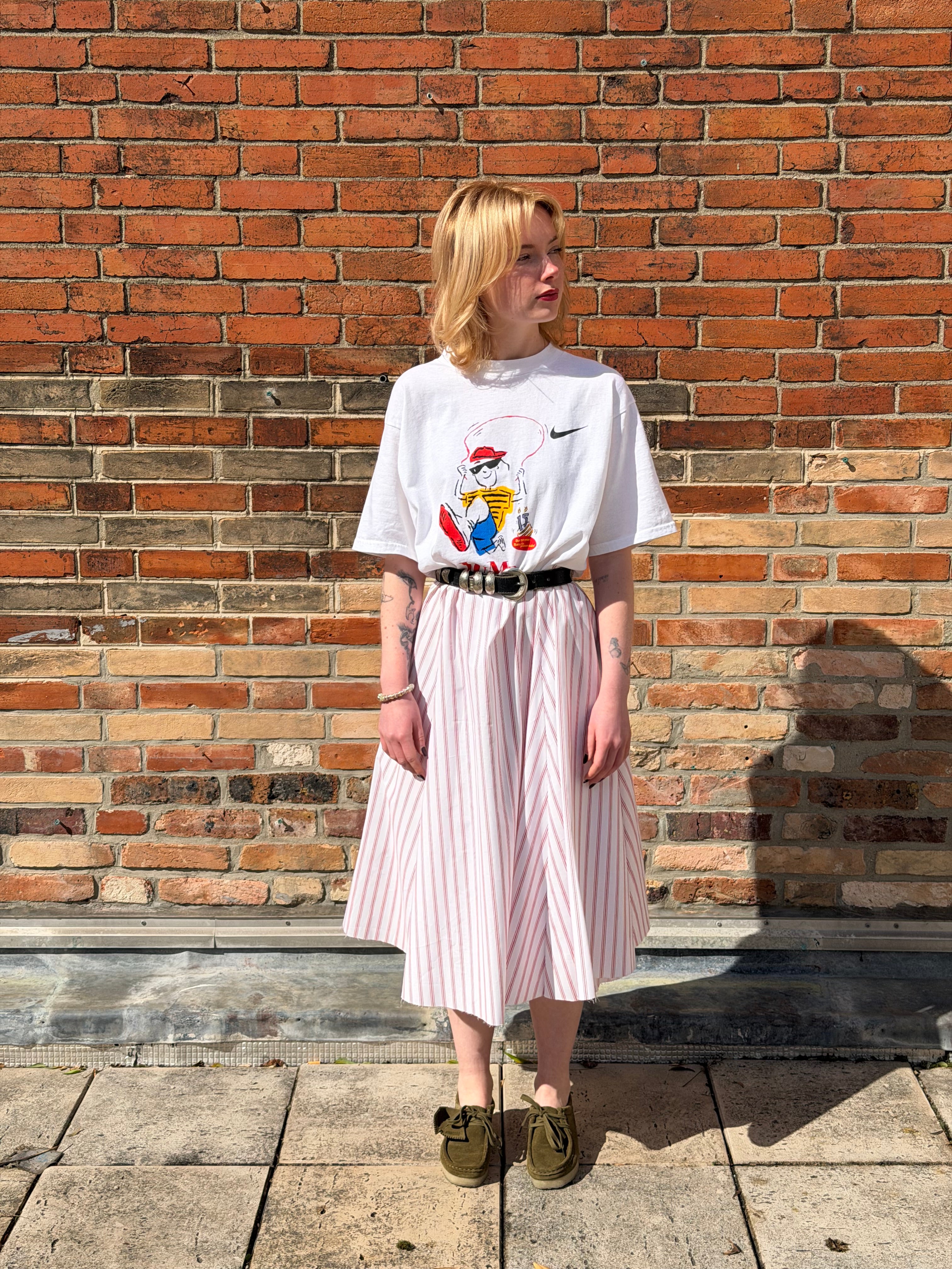 Robe upcyclée t-shirt blanc et rayures rouges