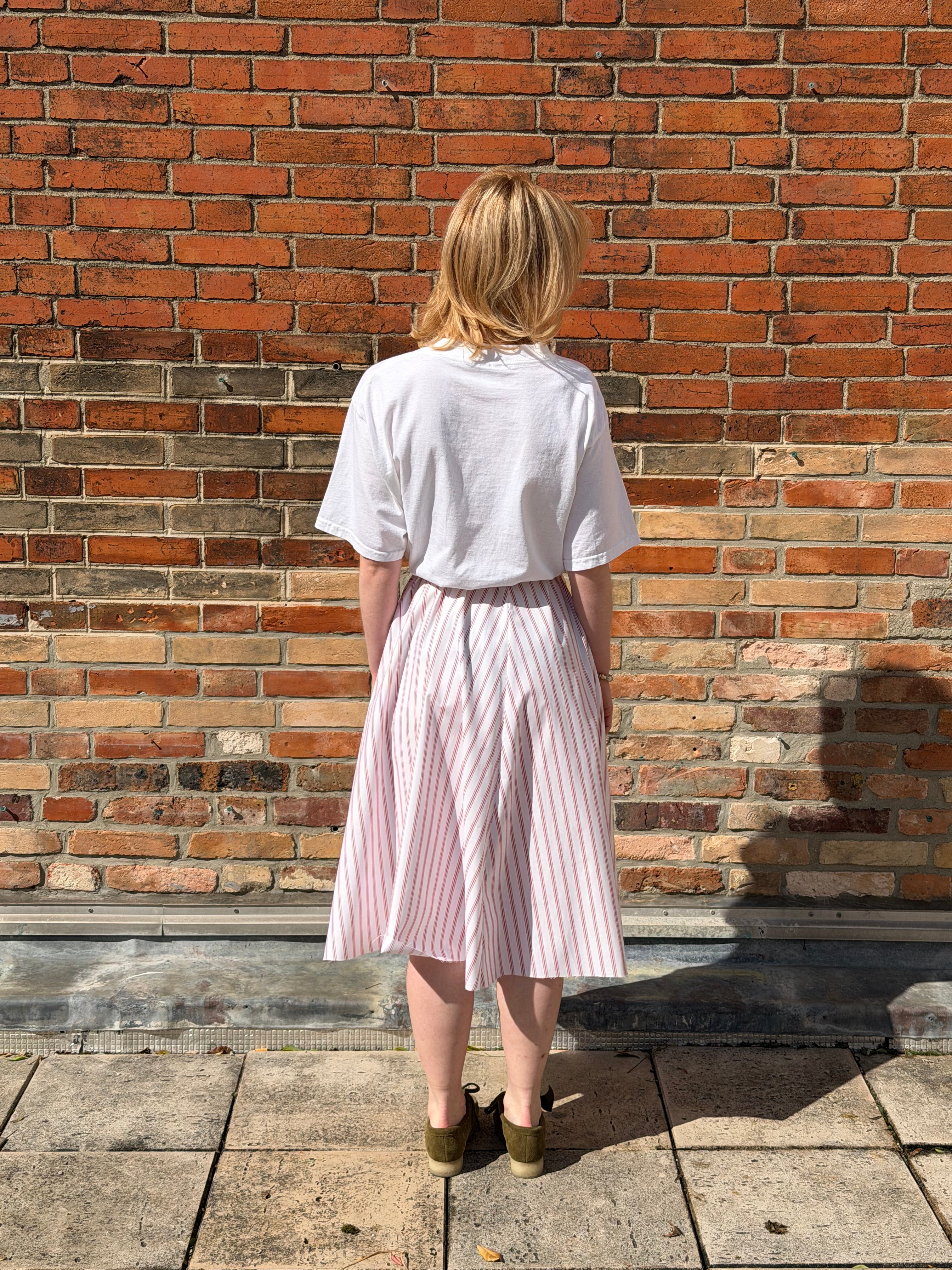 Robe upcyclée t-shirt blanc et rayures rouges