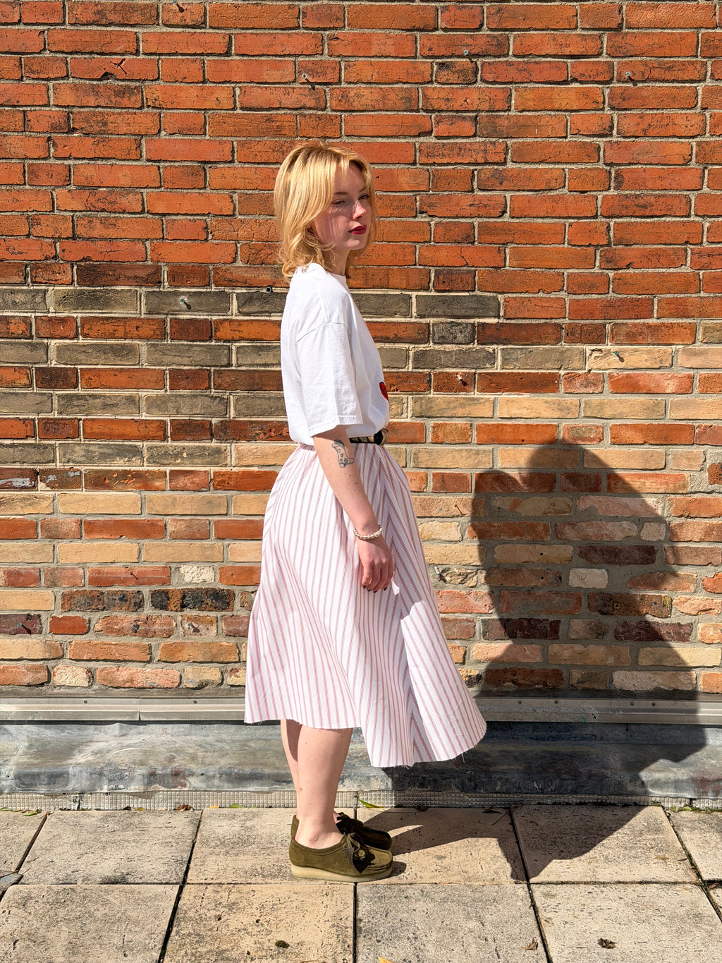 Robe upcyclée t-shirt blanc et rayures rouges