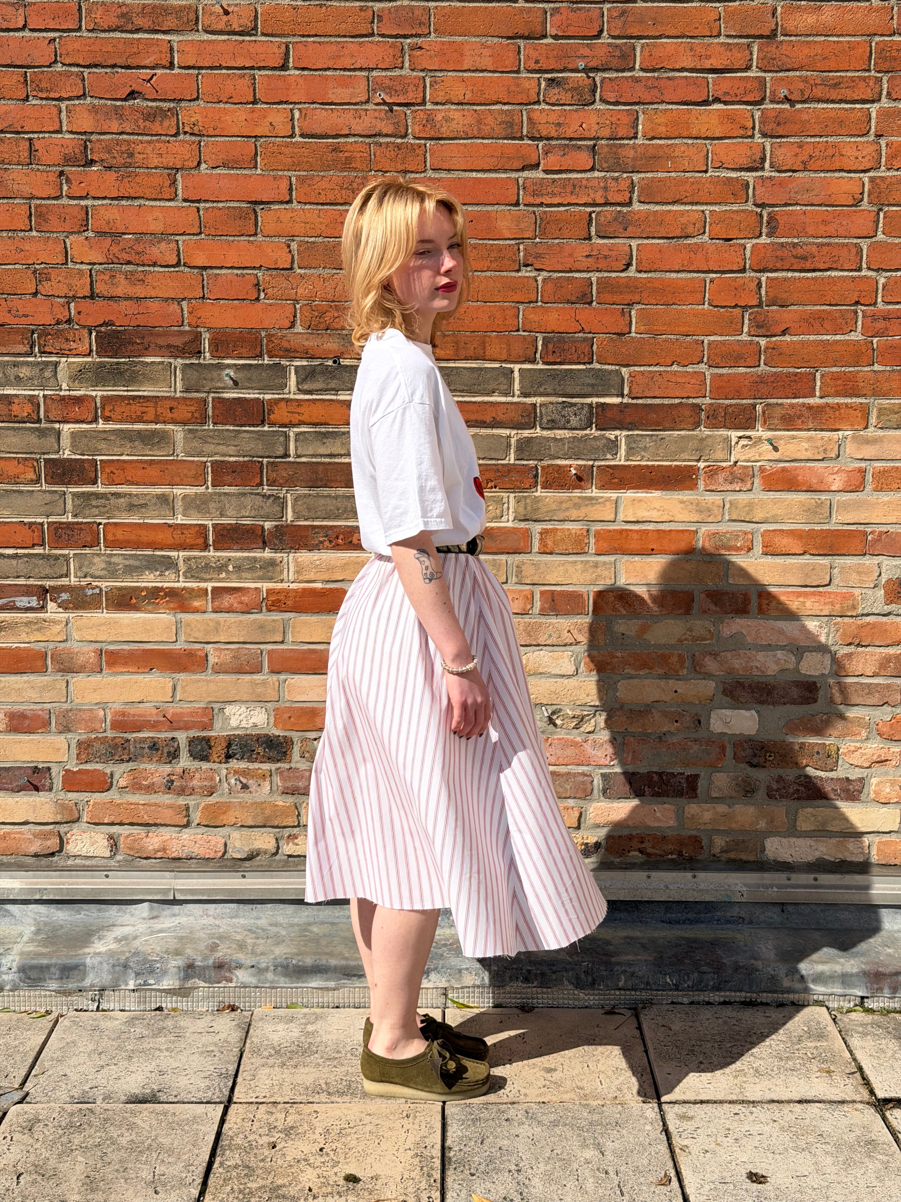 Robe upcyclée t-shirt blanc et rayures rouges