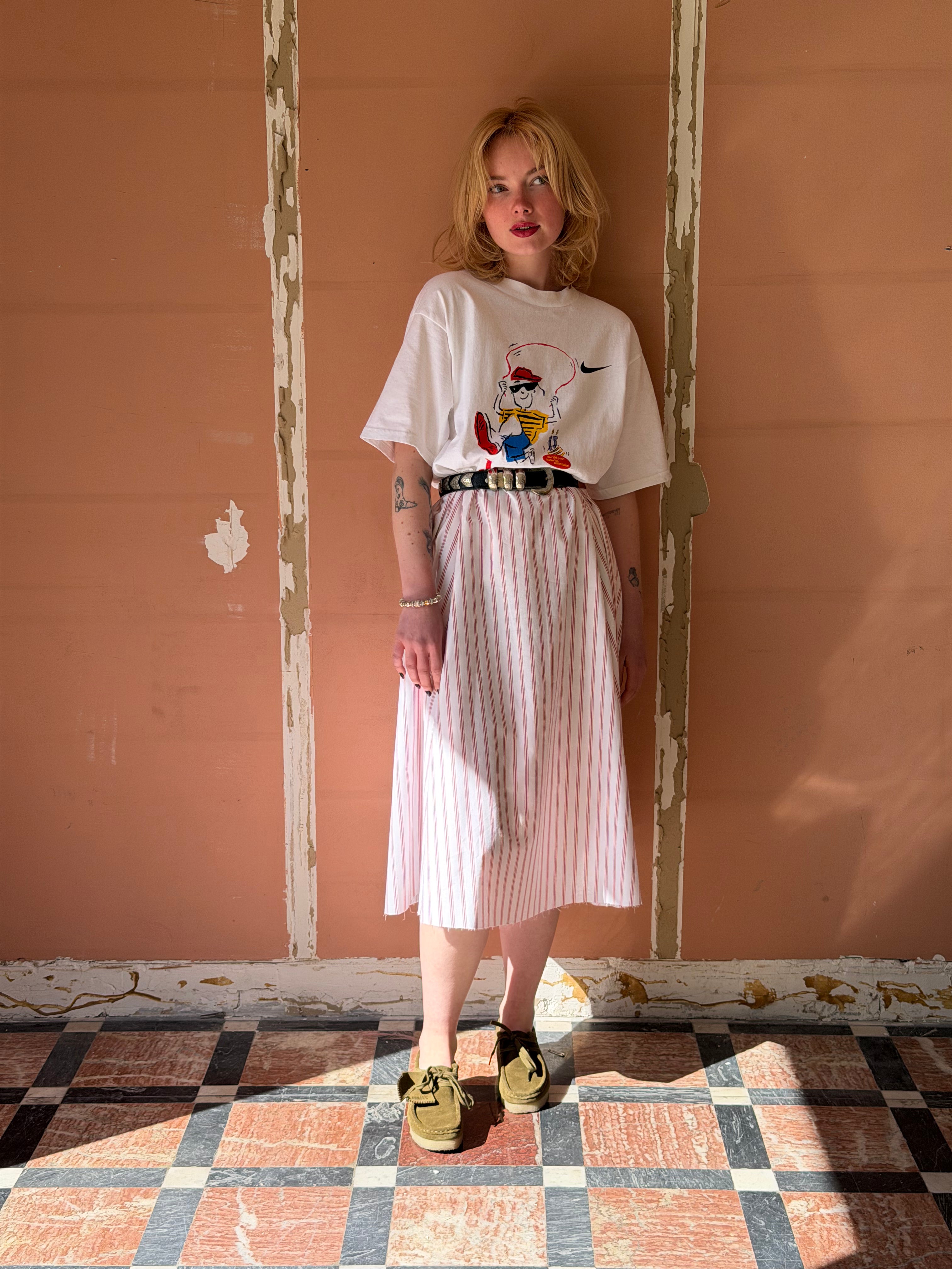 Robe upcyclée t-shirt blanc et rayures rouges