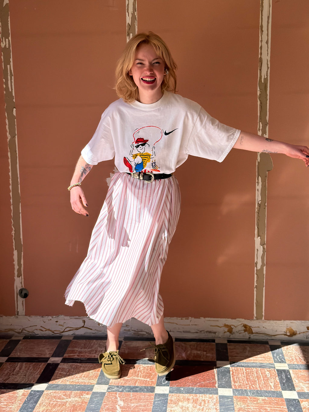 Robe upcyclée t-shirt blanc et rayures rouges