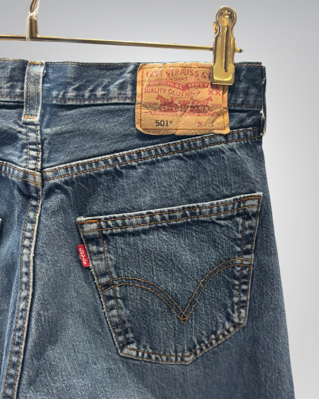 Jeans Levi's 501 W31 L32 - numéro 3K – Le Vintage de Julie Jeans Levi's 501 W31 L32 - numéro 3K – Le Vintage de Julie