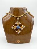 Pendentif vintage croix ornée multicolore
