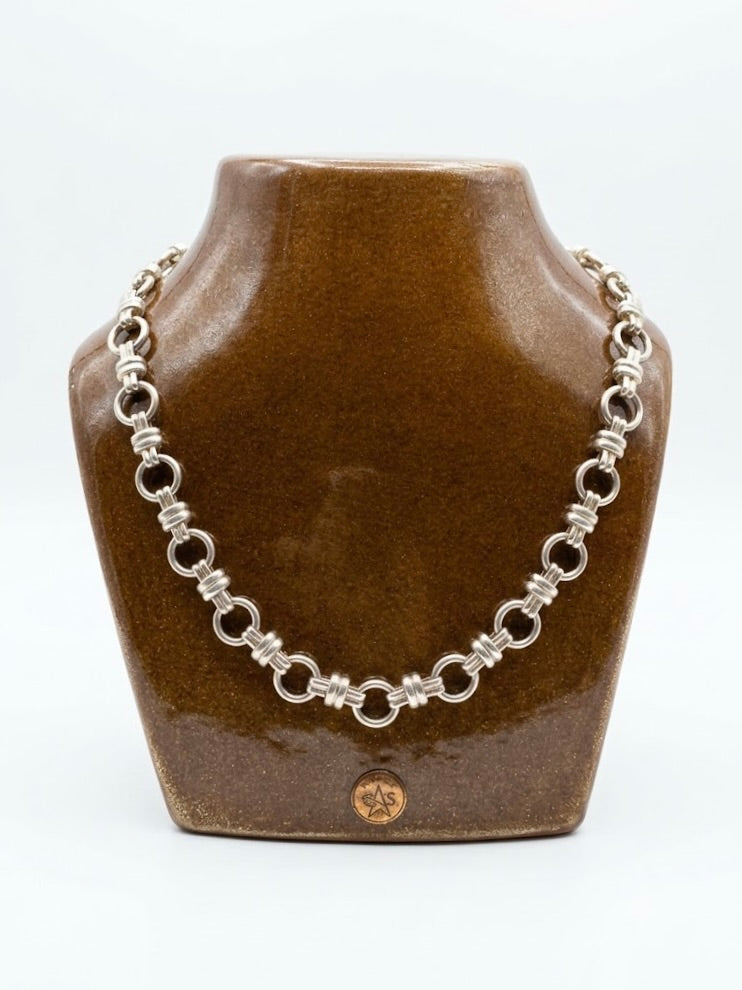 Collier chaîne graphique argentée