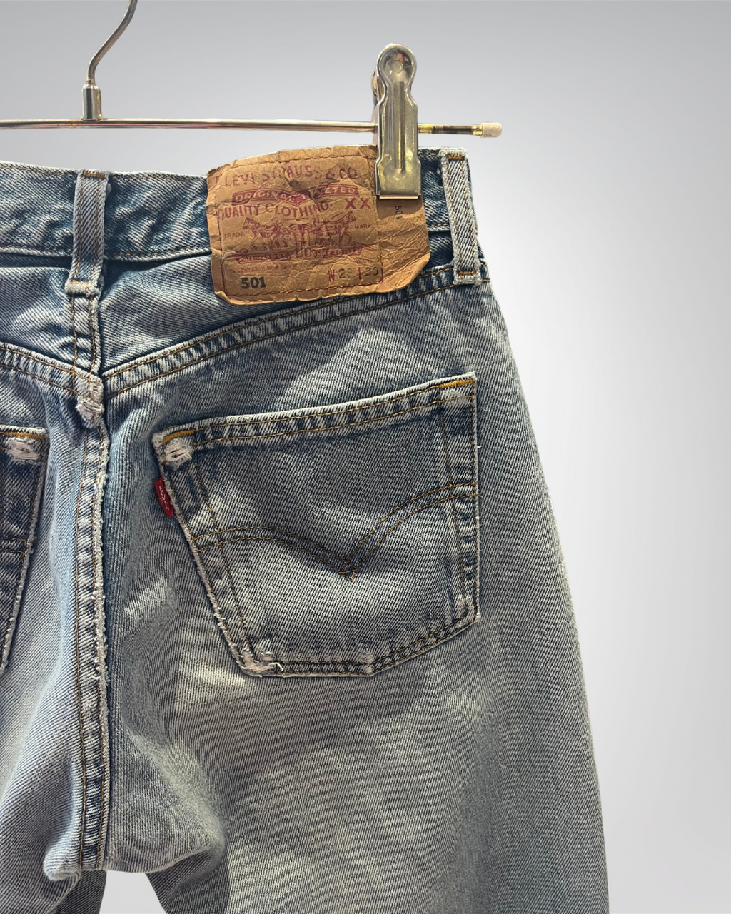 Jeans Levi's 501 W28 L30 - numéro GGG