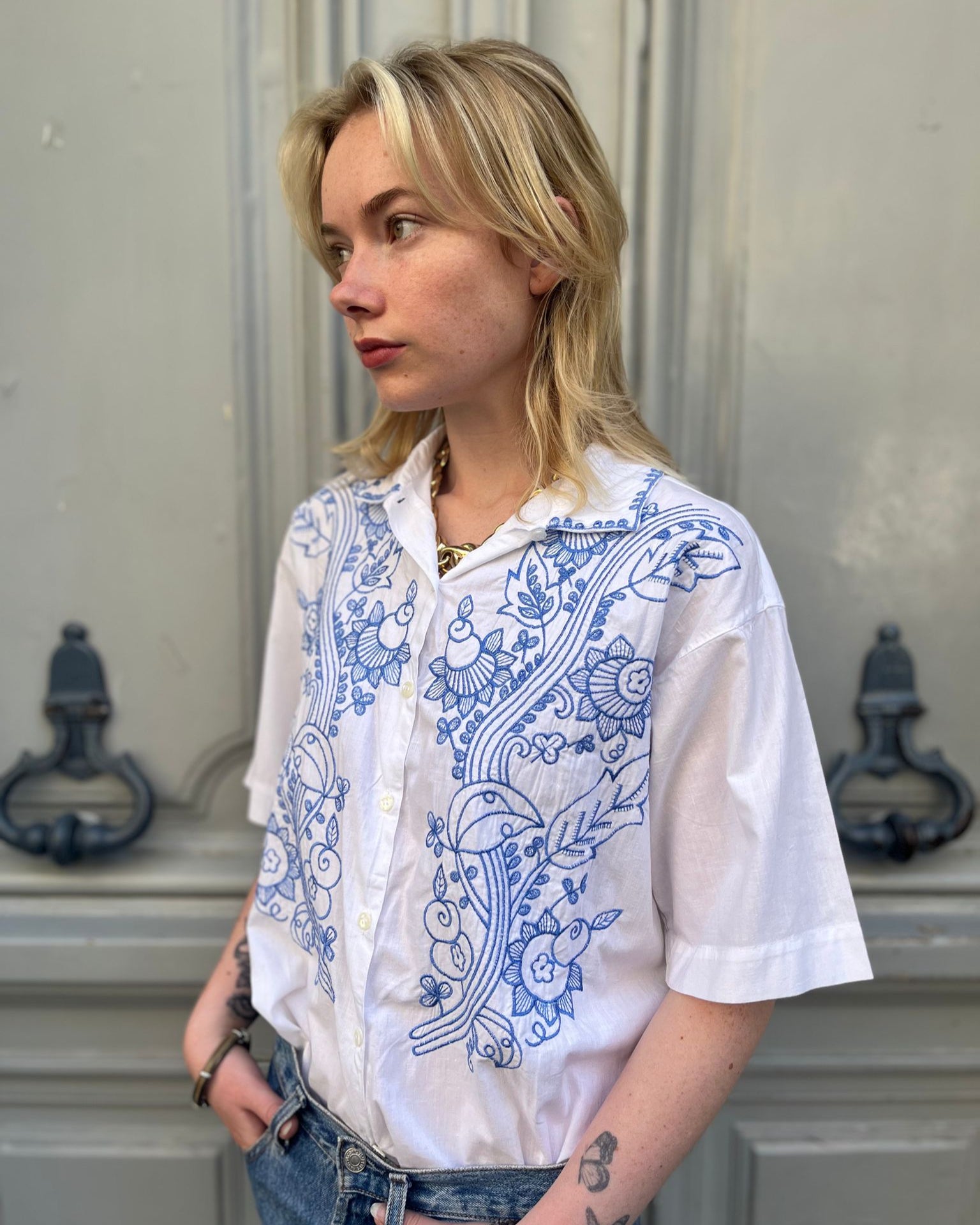 Blouse blanche à broderies bleues