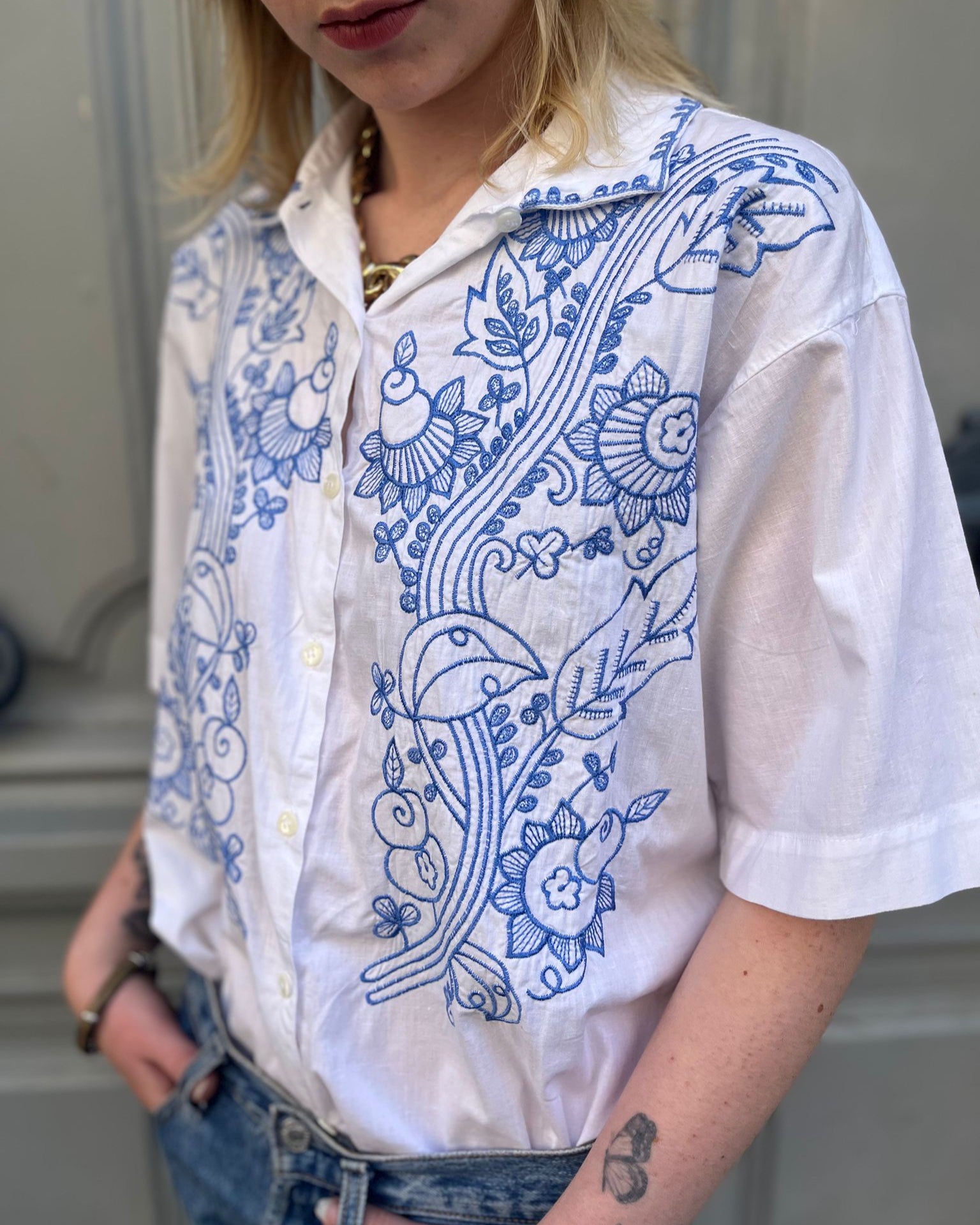 Blouse blanche à broderies bleues
