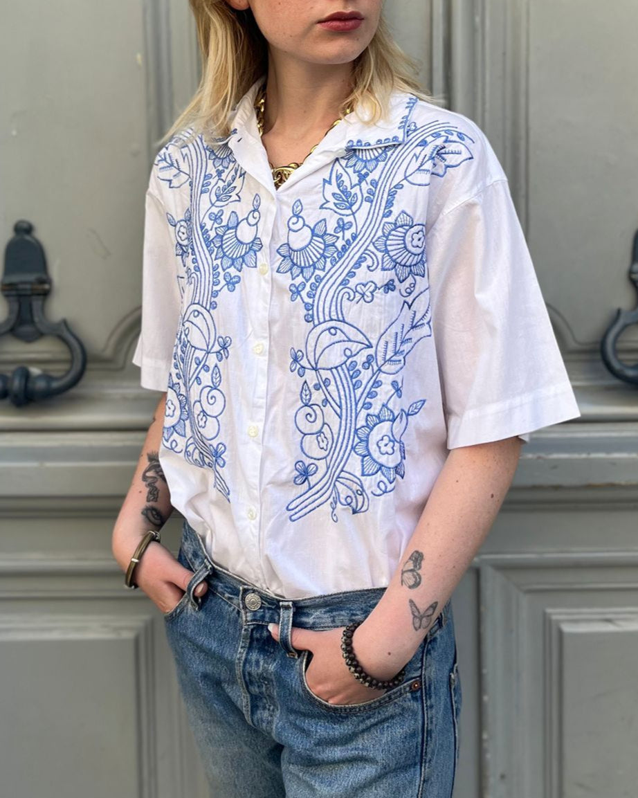 Blouse blanche à broderies bleues