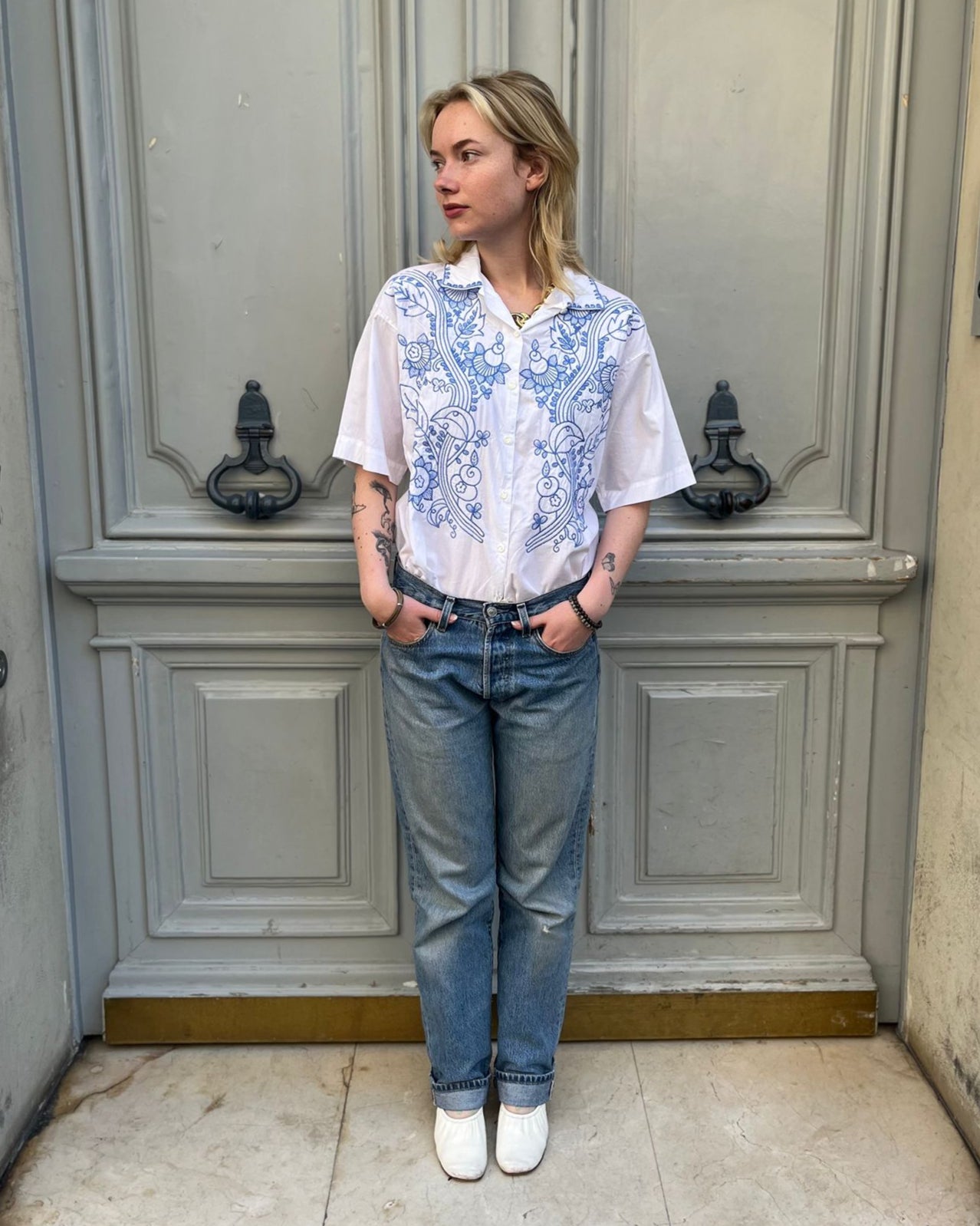 Blouse blanche à broderies bleues