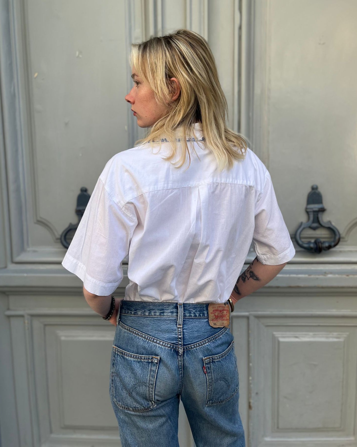 Blouse blanche à broderies bleues