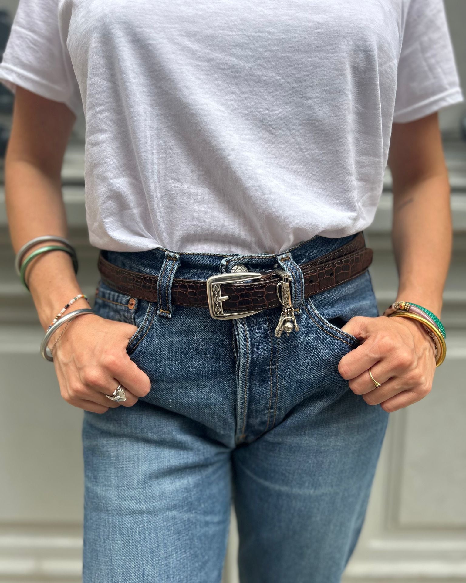 Ceinture croco marron avec pendentif