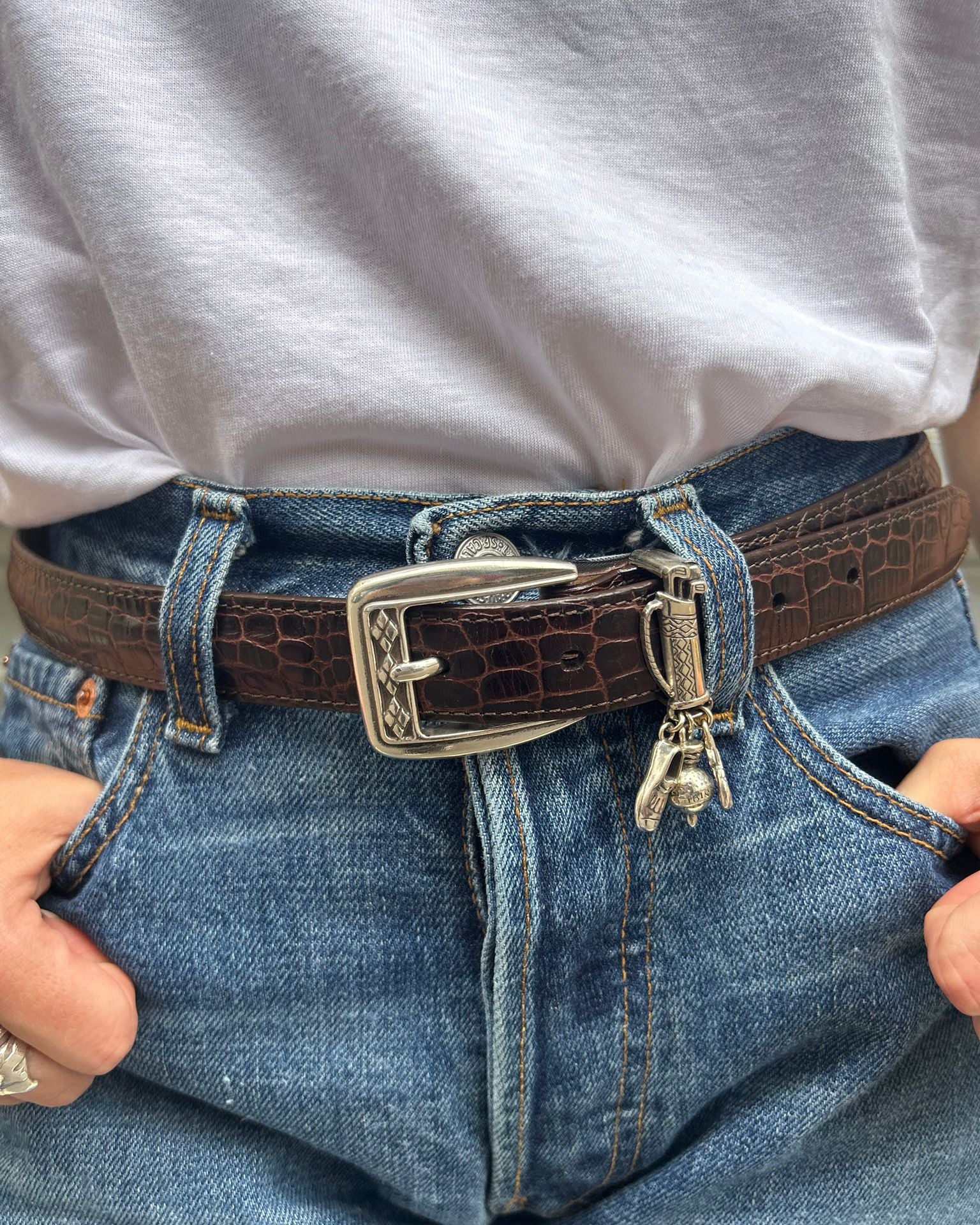 Ceinture croco marron avec pendentif
