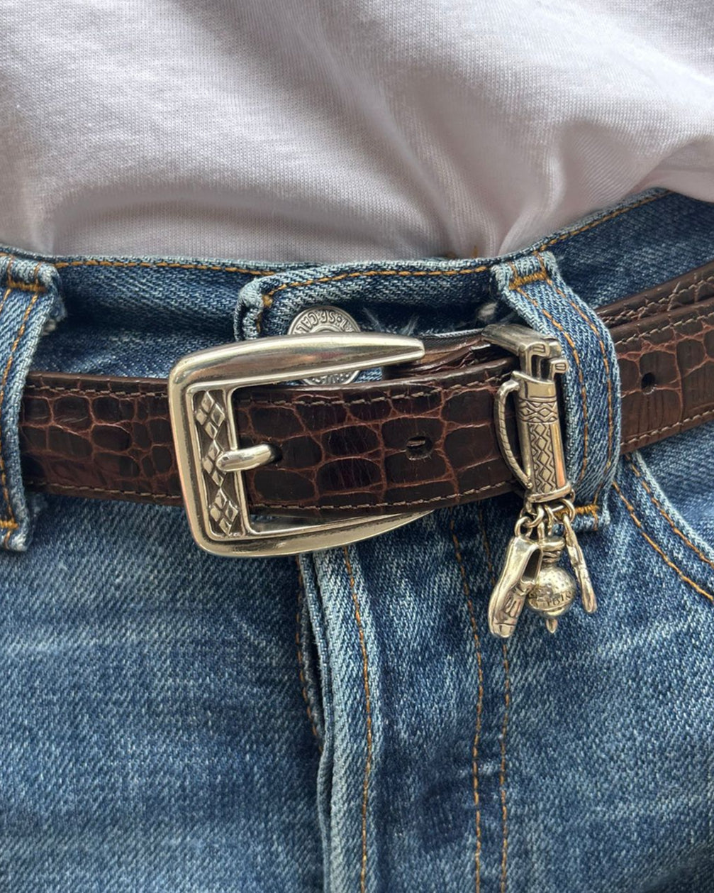 Ceinture croco marron avec pendentif