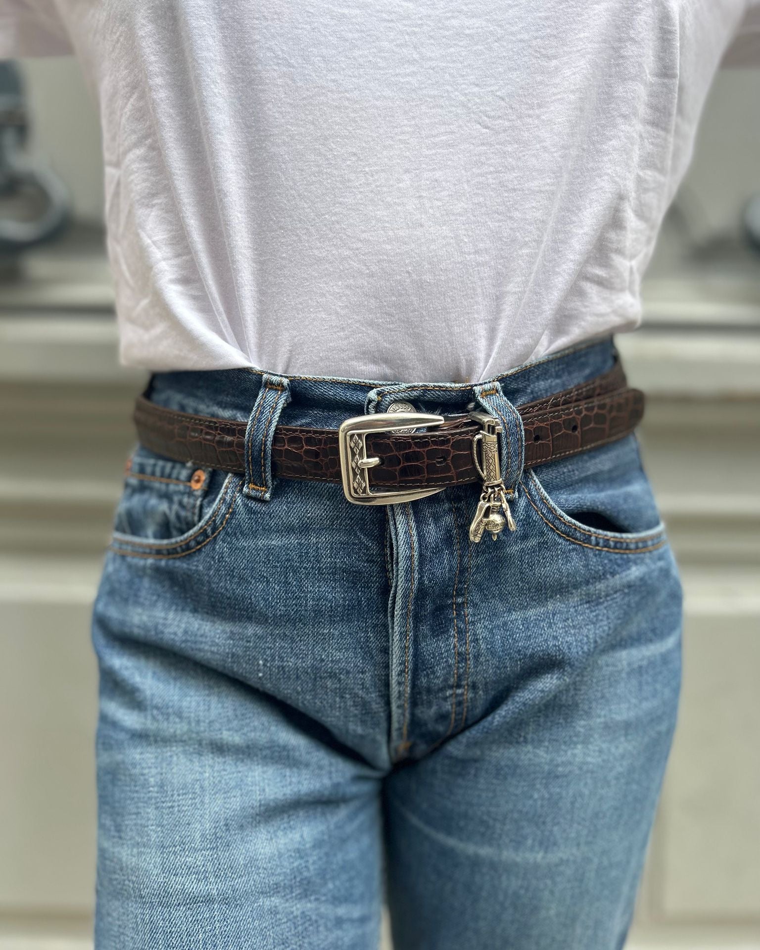 Ceinture croco marron avec pendentif