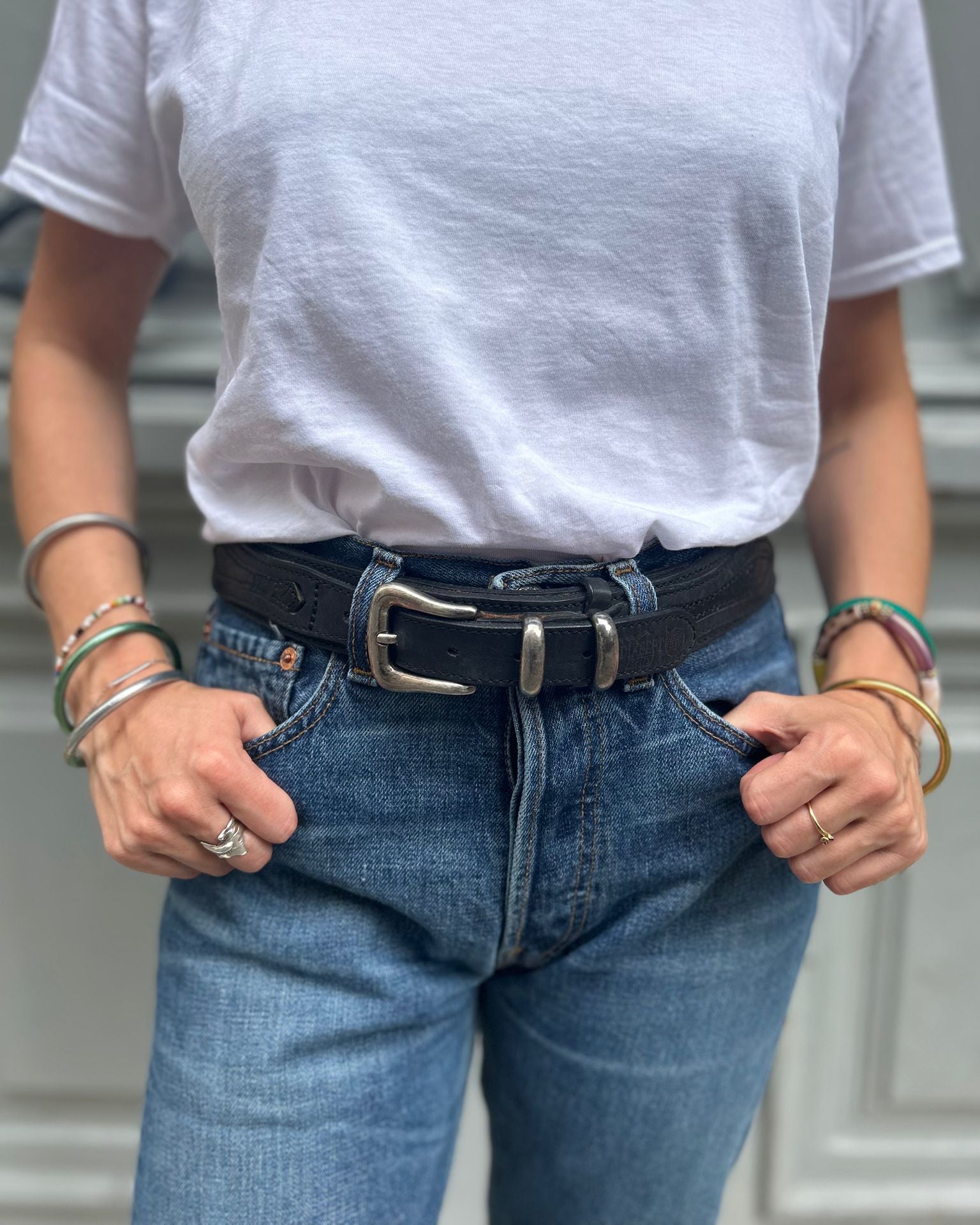 Ceinture noire avec boucle argentée