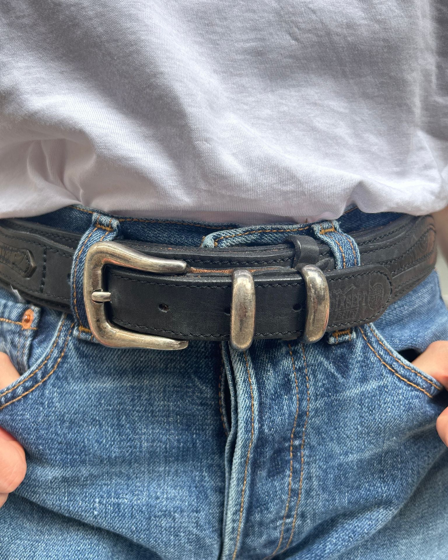 Ceinture noire avec boucle argentée