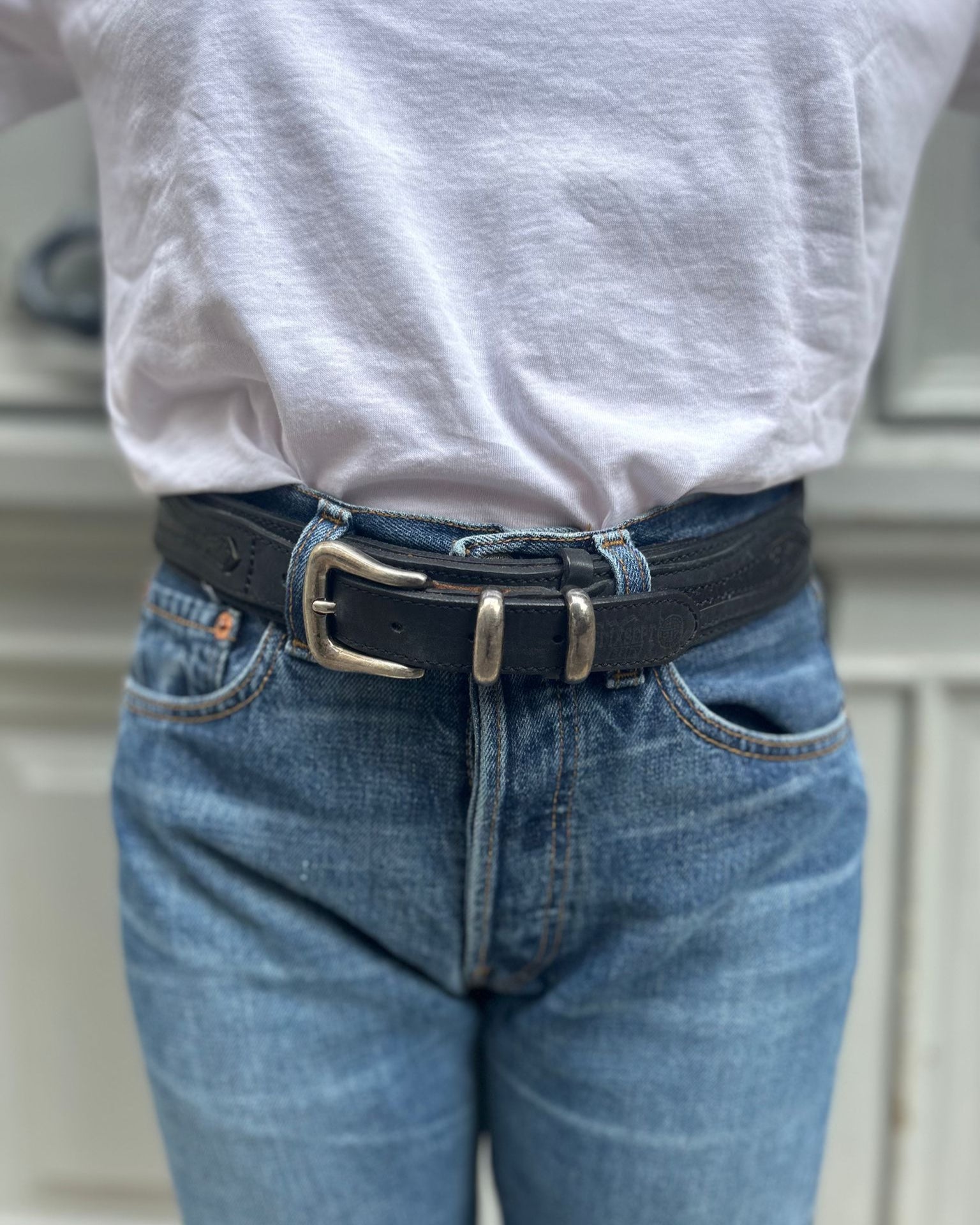Ceinture noire avec boucle argentée