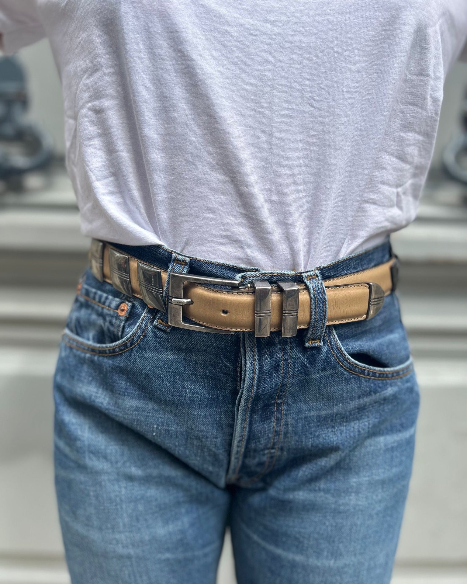 Ceinture beige avec boucle argentée